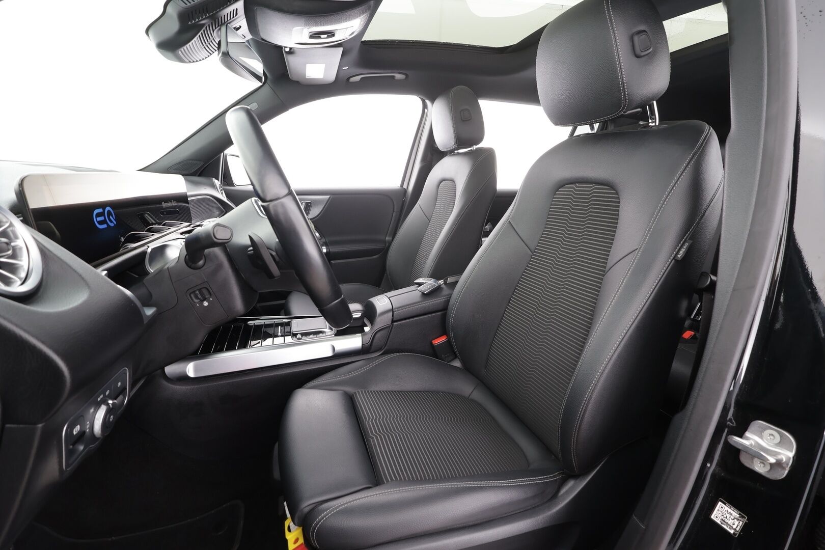 MERCEDES-BENZ EQB 2023 350 4Matic 7-H Progressive * LED / Distronic / Sportpenkit Muistilla / Widescreen / 360 / Navi / Keyless * - Panorama / 2x Latauskaapelit