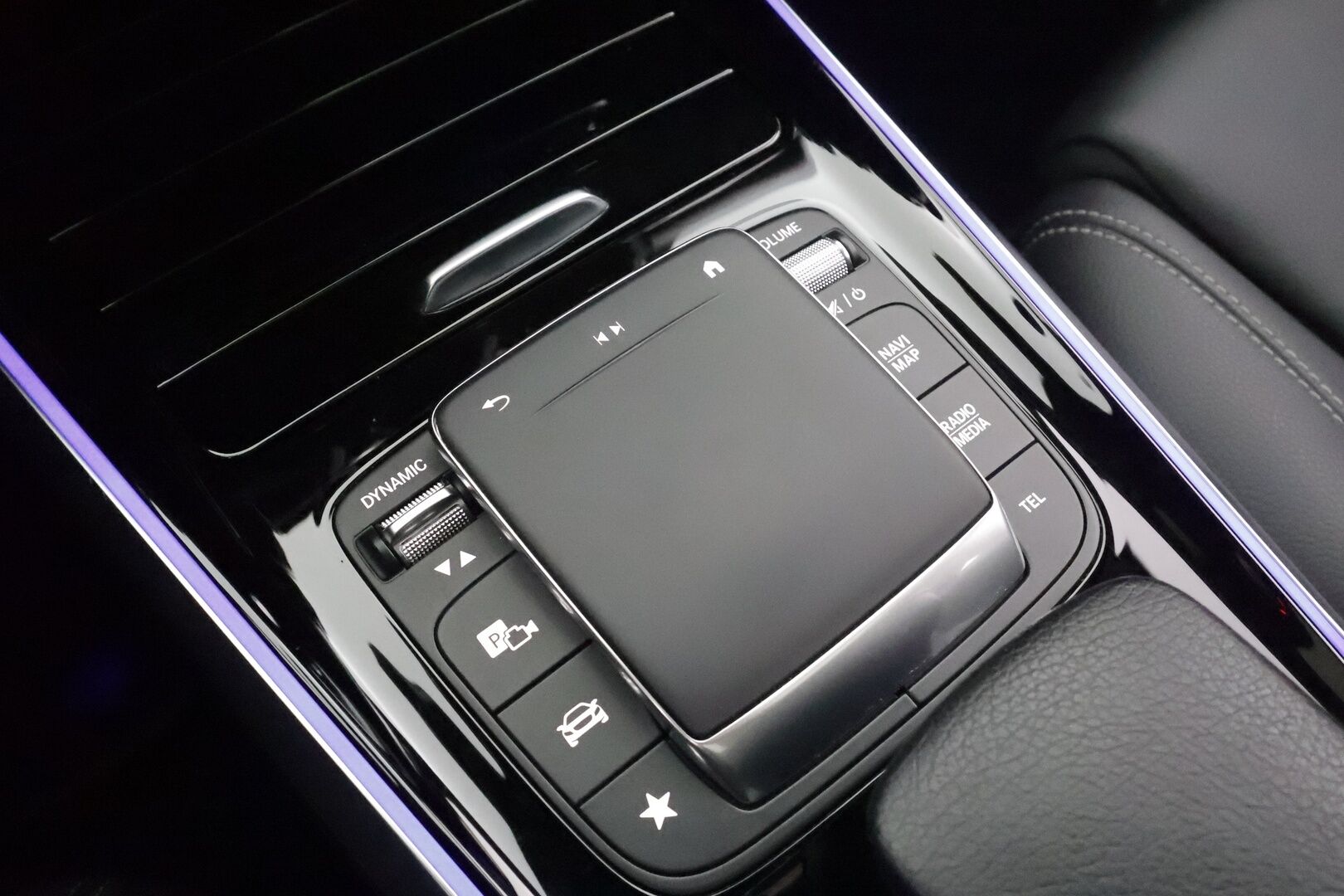 MERCEDES-BENZ EQB 2023 350 4Matic 7-H Progressive * LED / Distronic / Sportpenkit Muistilla / Widescreen / 360 / Navi / Keyless * - Panorama / 2x Latauskaapelit