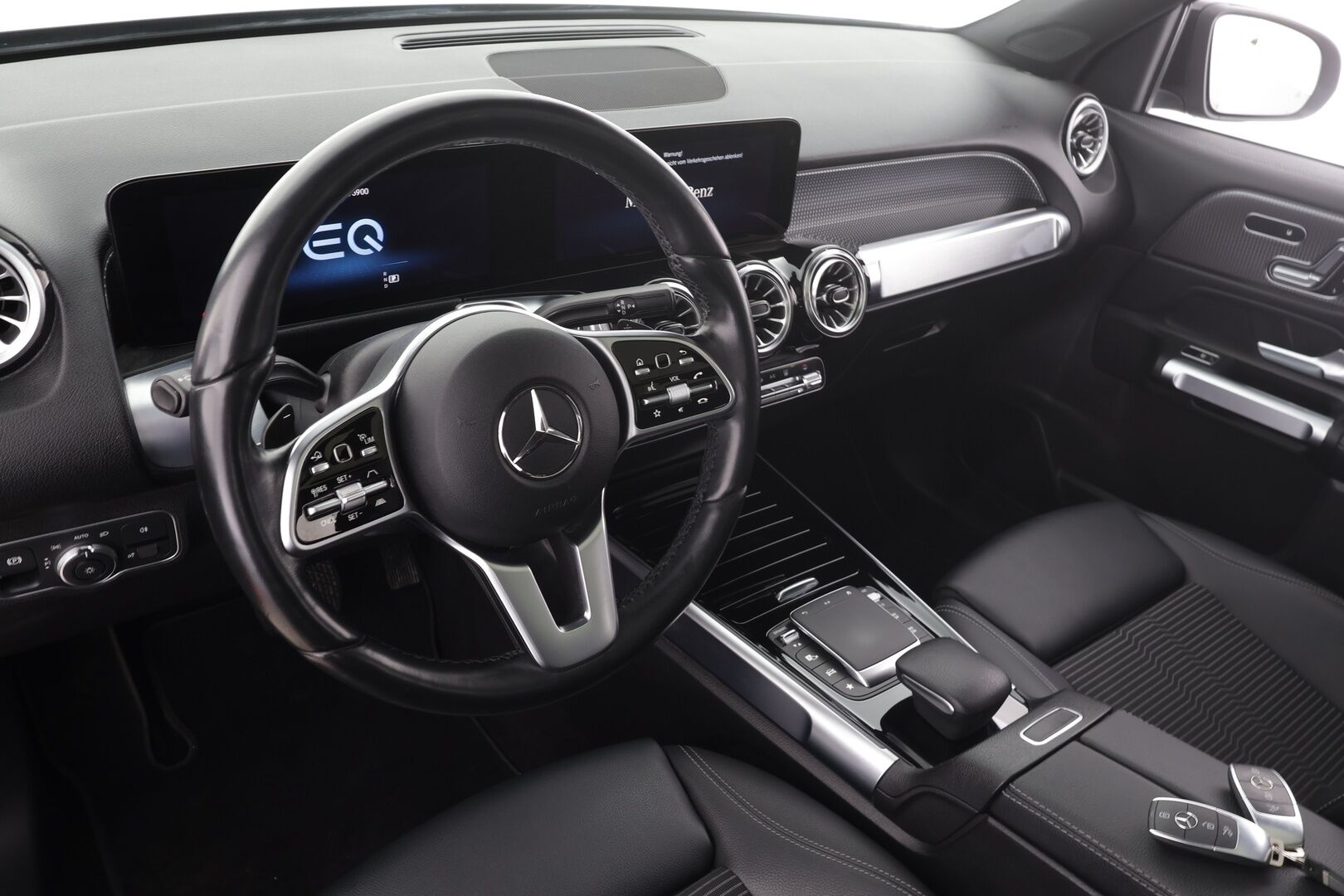 MERCEDES-BENZ EQB 2023 350 4Matic 7-H Progressive * LED / Distronic / Sportpenkit Muistilla / Widescreen / 360 / Navi / Keyless * - Panorama / 2x Latauskaapelit