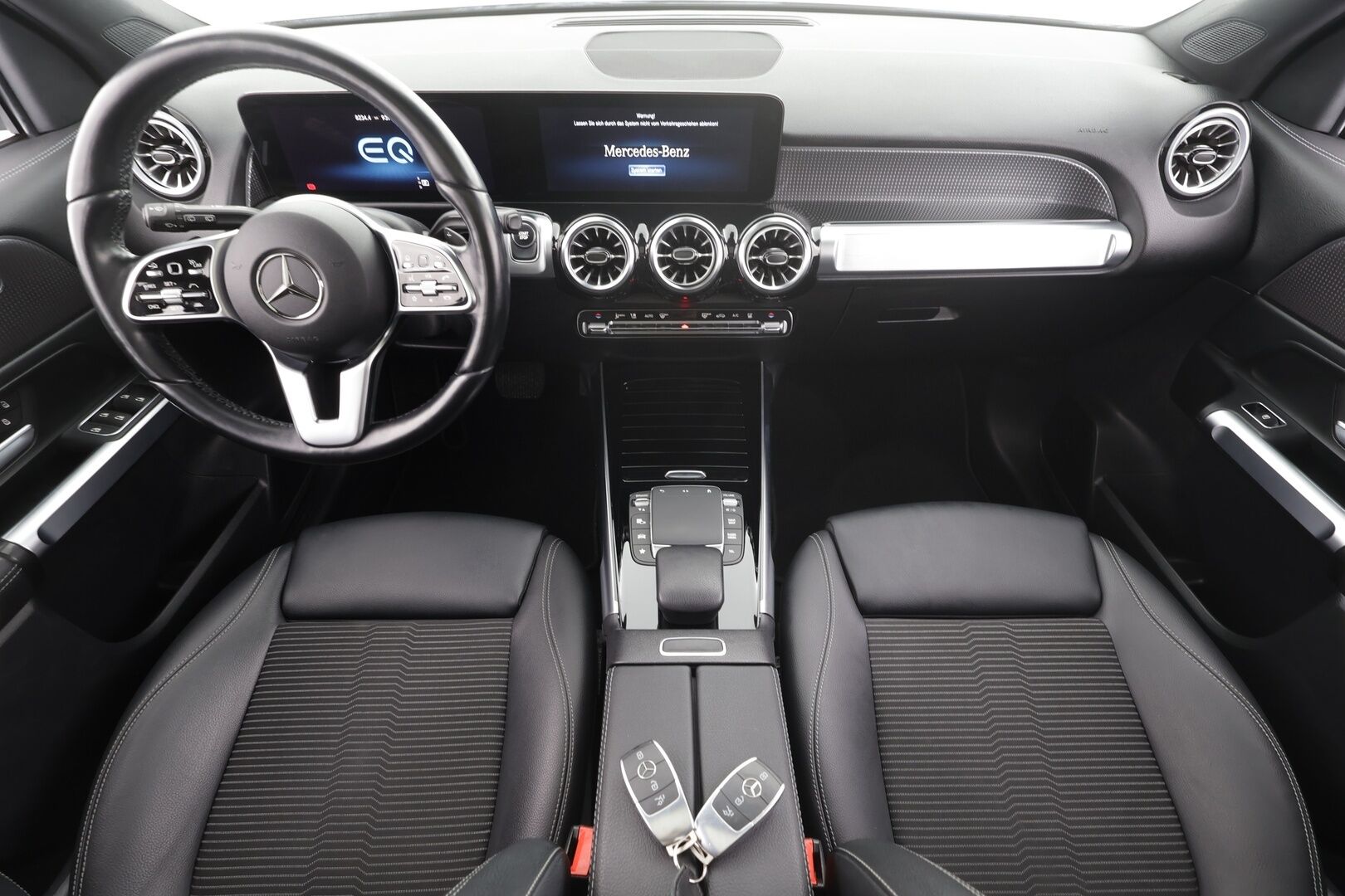 MERCEDES-BENZ EQB 2023 350 4Matic 7-H Progressive * LED / Distronic / Sportpenkit Muistilla / Widescreen / 360 / Navi / Keyless * - Panorama / 2x Latauskaapelit