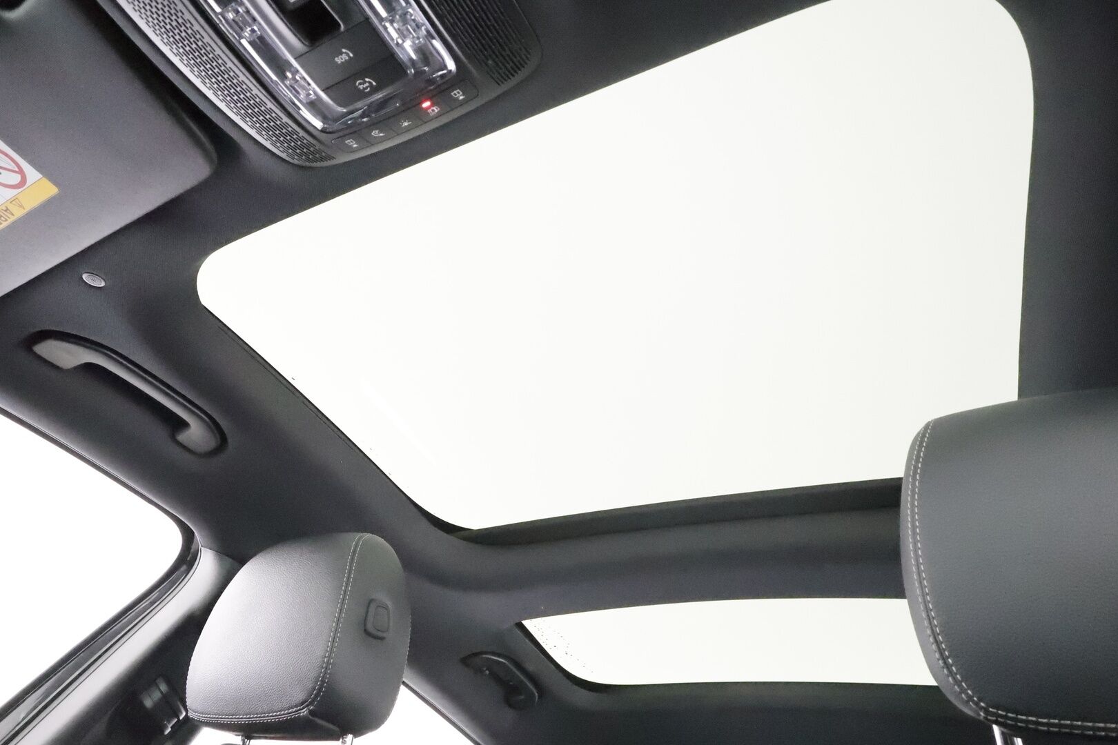 MERCEDES-BENZ EQB 2023 350 4Matic 7-H Progressive * LED / Distronic / Sportpenkit Muistilla / Widescreen / 360 / Navi / Keyless * - Panorama / 2x Latauskaapelit