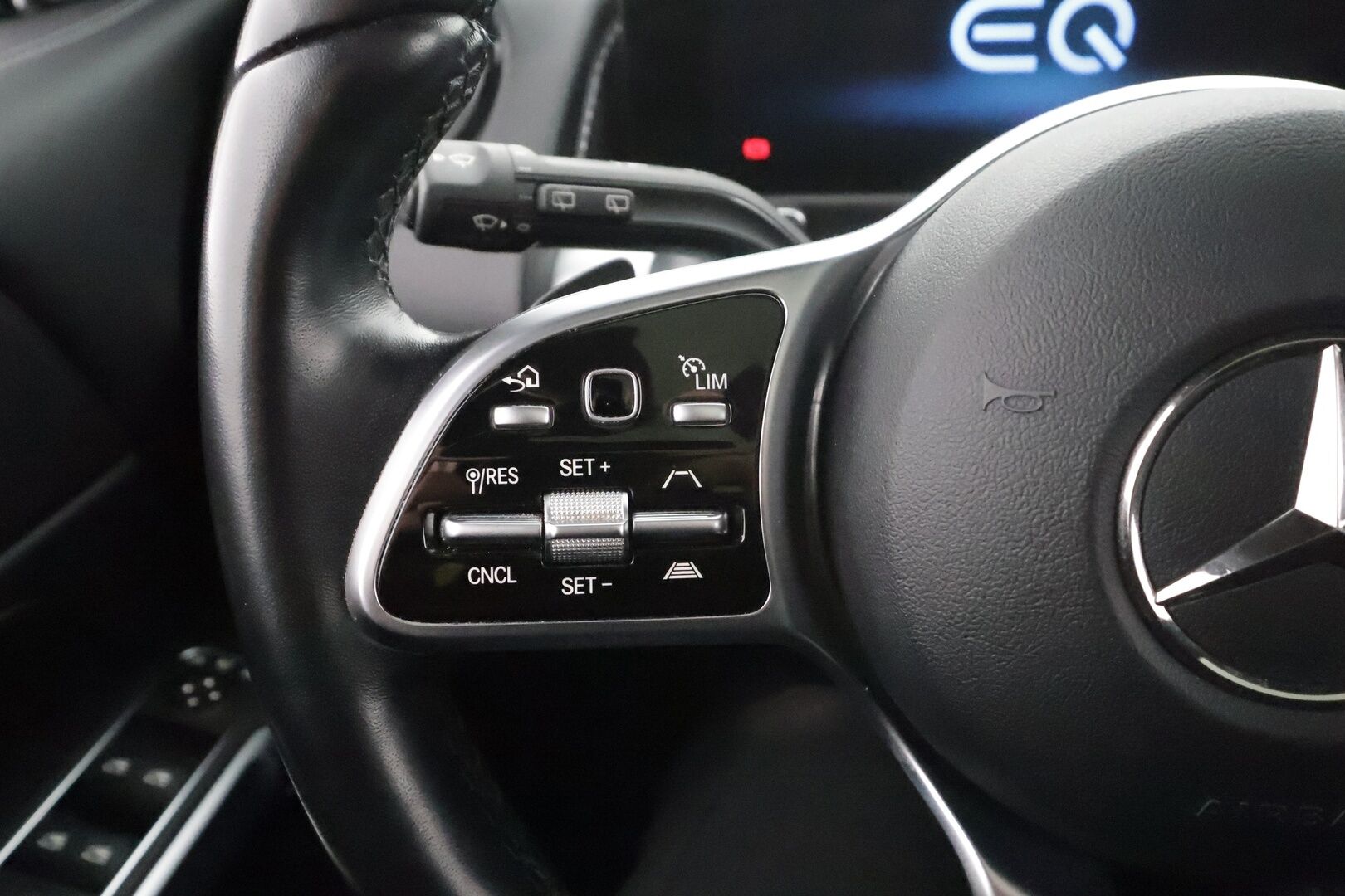 MERCEDES-BENZ EQB 2023 350 4Matic 7-H Progressive * LED / Distronic / Sportpenkit Muistilla / Widescreen / 360 / Navi / Keyless * - Panorama / 2x Latauskaapelit