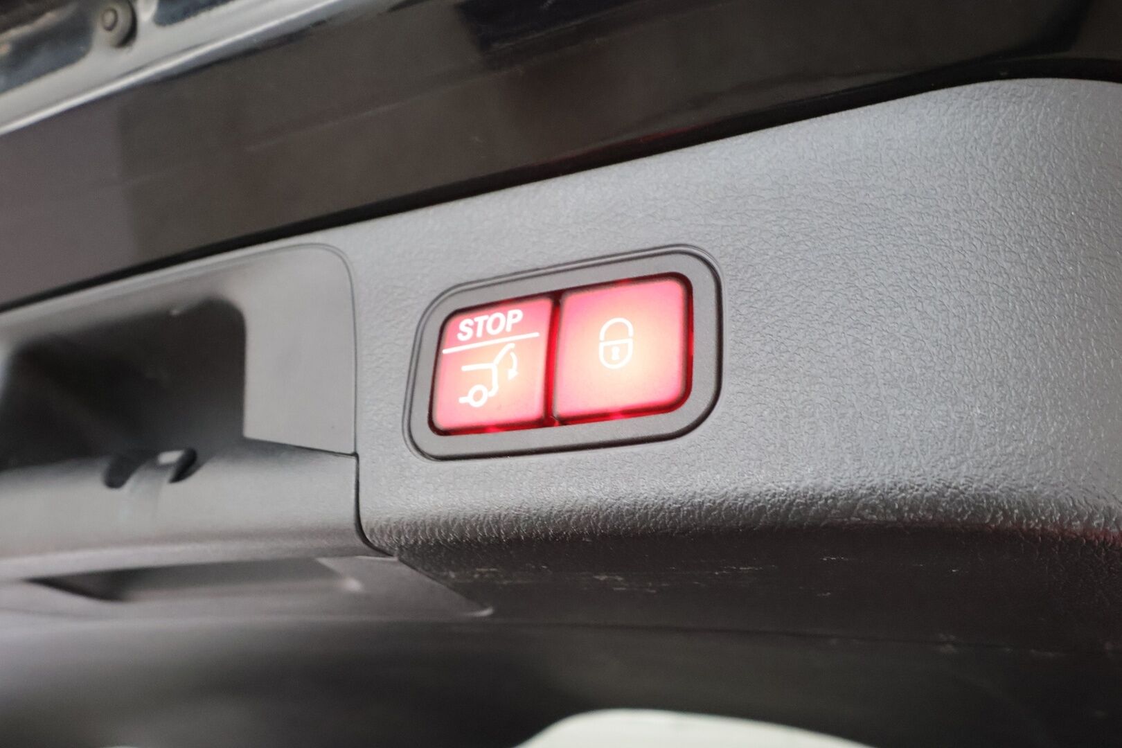 MERCEDES-BENZ EQB 2023 350 4Matic 7-H Progressive * LED / Distronic / Sportpenkit Muistilla / Widescreen / 360 / Navi / Keyless * - Panorama / 2x Latauskaapelit