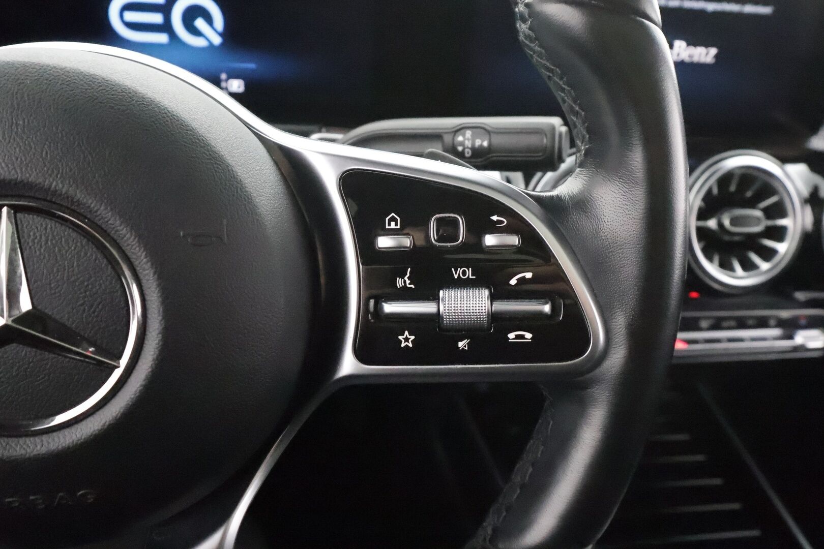 MERCEDES-BENZ EQB 2023 350 4Matic 7-H Progressive * LED / Distronic / Sportpenkit Muistilla / Widescreen / 360 / Navi / Keyless * - Panorama / 2x Latauskaapelit