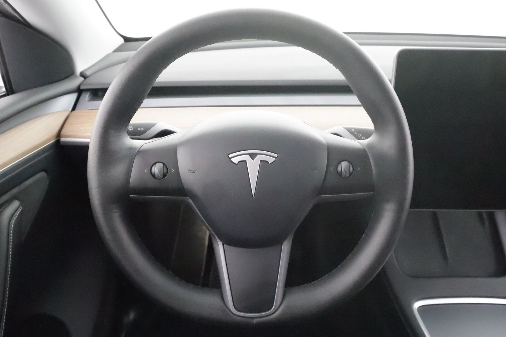 TESLA MODEL Y 2023 Long Range * ILP / ACC / Lasikatto / Matrix-LED / P.Kamera / Muistipenkki / Premium Audio / Navi / Keyless * - 2x Latauskaapelit