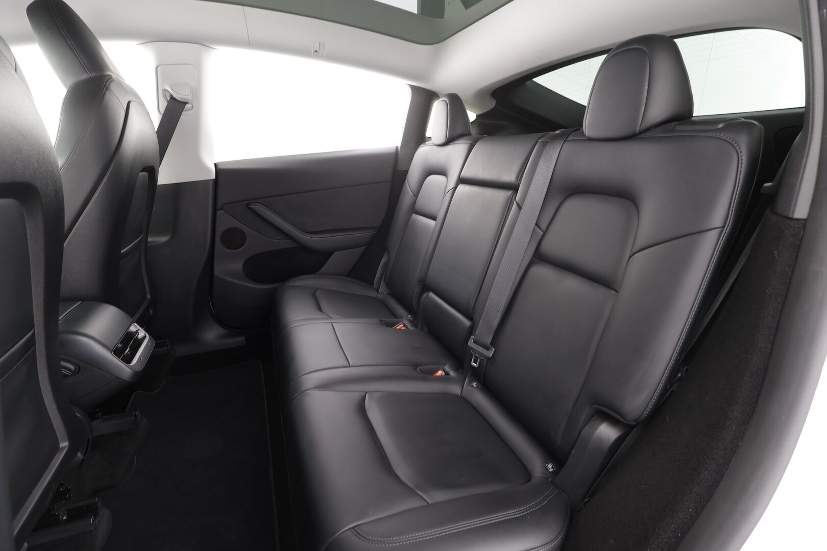 TESLA MODEL Y 2023 Long Range * ILP / ACC / Lasikatto / Matrix-LED / P.Kamera / Muistipenkki / Premium Audio / Navi / Keyless * - 2x Latauskaapelit