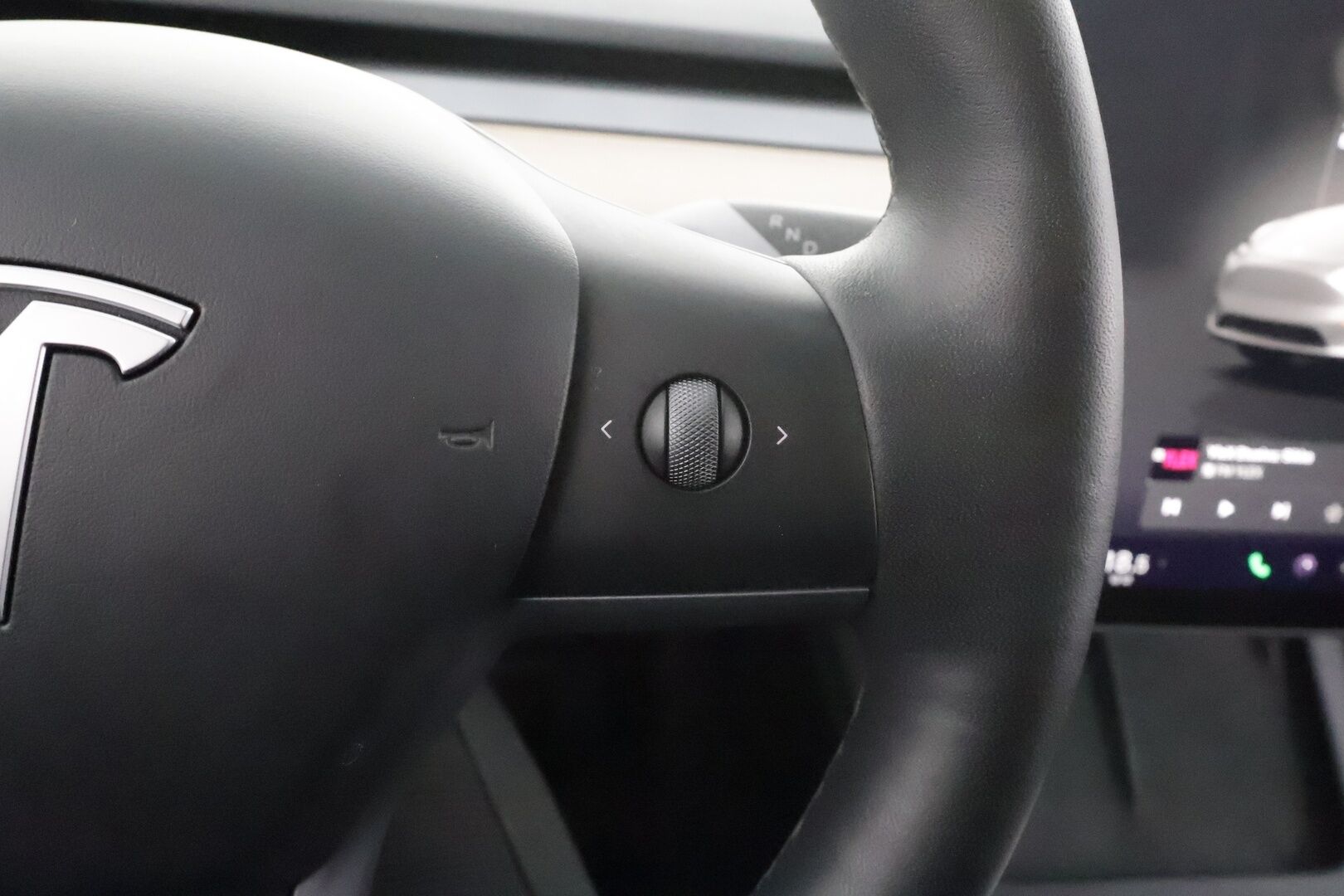 TESLA MODEL Y 2023 Long Range * ILP / ACC / Lasikatto / Matrix-LED / P.Kamera / Muistipenkki / Premium Audio / Navi / Keyless * - 2x Latauskaapelit