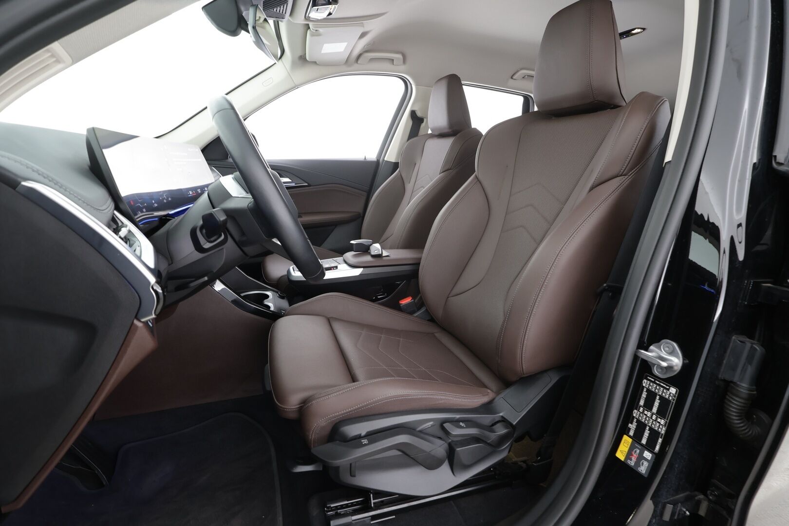 BMW IX1 2023 30e xDrive xLine * ACC / Widescreen / Lisälämmitin / Ruskeat sporttinahat / Koukku / P.kamera / LED * - Merkkihuollettu  / Akku kuntotarkastettu SoH 97,3% / Kahdet Renkaat