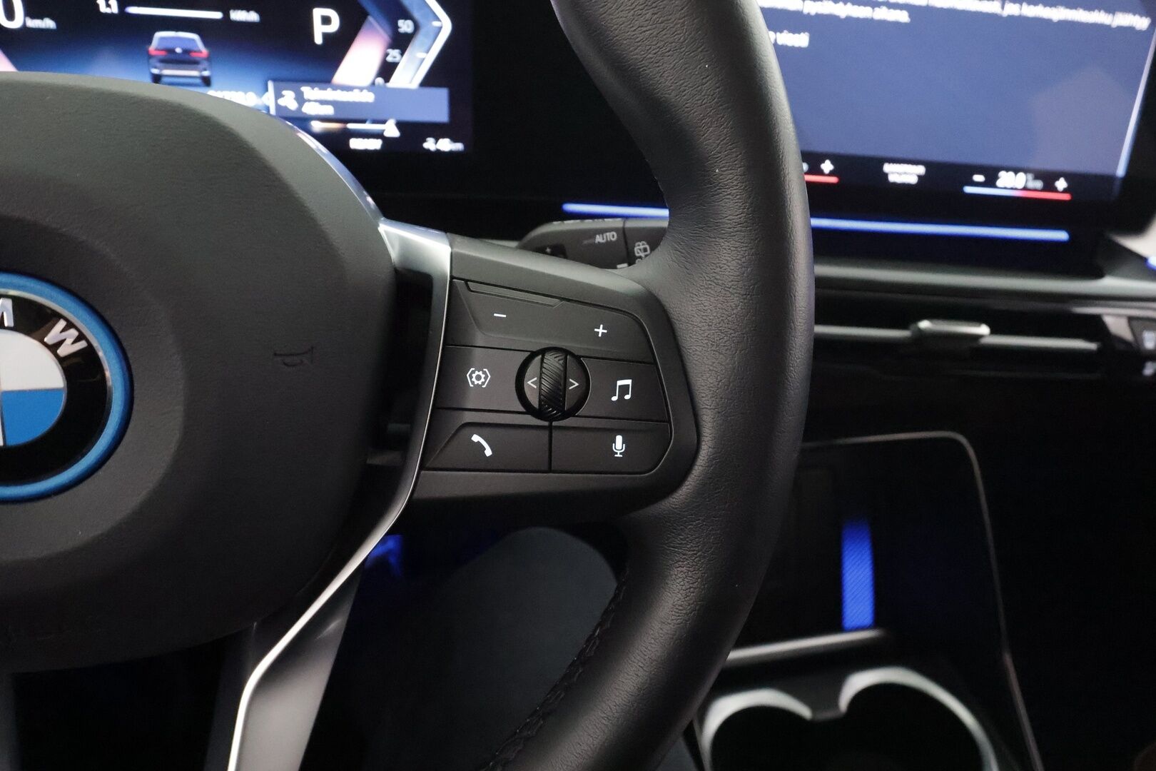 BMW IX1 2023 30e xDrive xLine * ACC / Widescreen / Lisälämmitin / Ruskeat sporttinahat / Koukku / P.kamera / LED * - Merkkihuollettu  / Akku kuntotarkastettu SoH 97,3% / Kahdet Renkaat