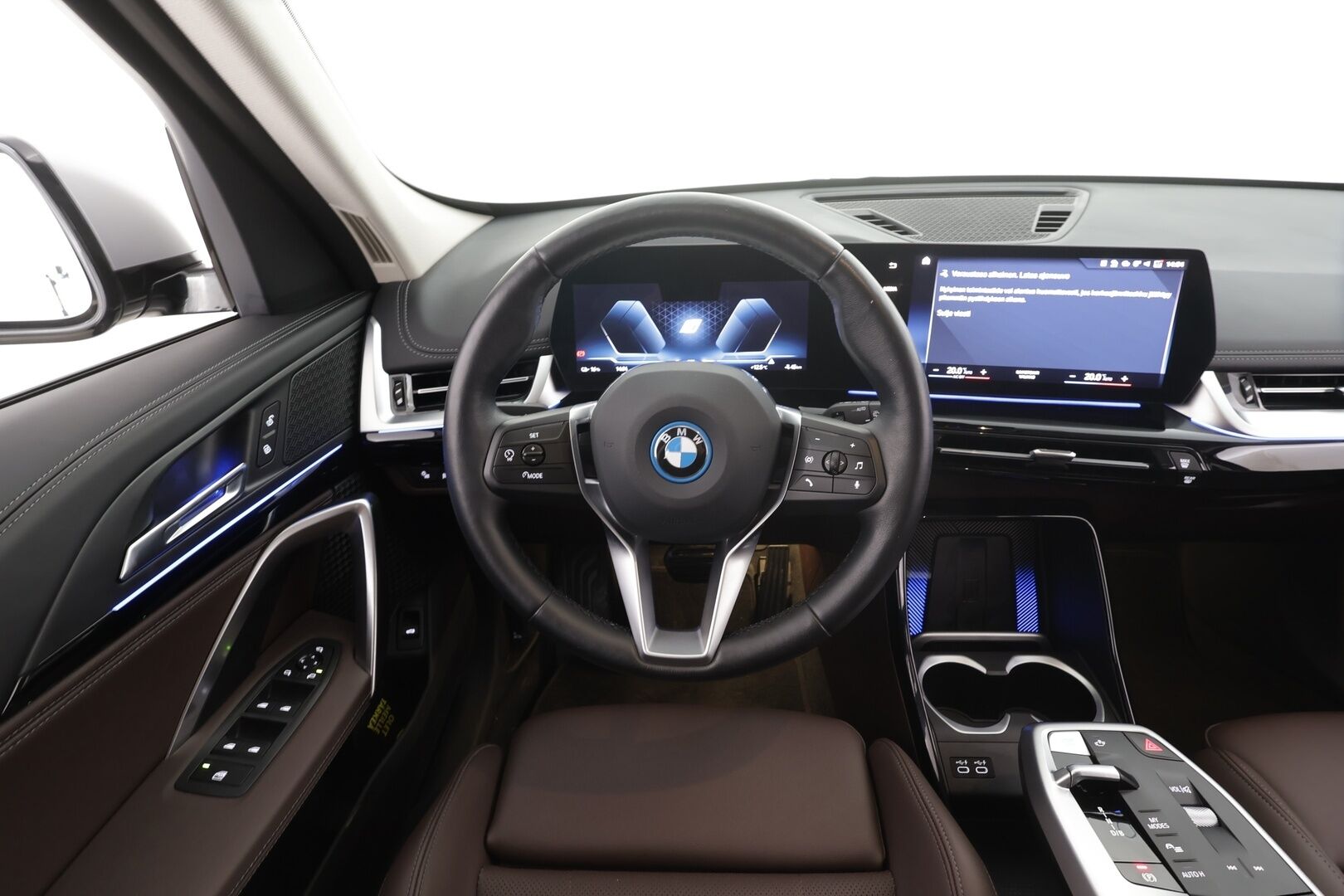 BMW IX1 2023 30e xDrive xLine * ACC / Widescreen / Lisälämmitin / Ruskeat sporttinahat / Koukku / P.kamera / LED * - Merkkihuollettu  / Akku kuntotarkastettu SoH 97,3% / Kahdet Renkaat