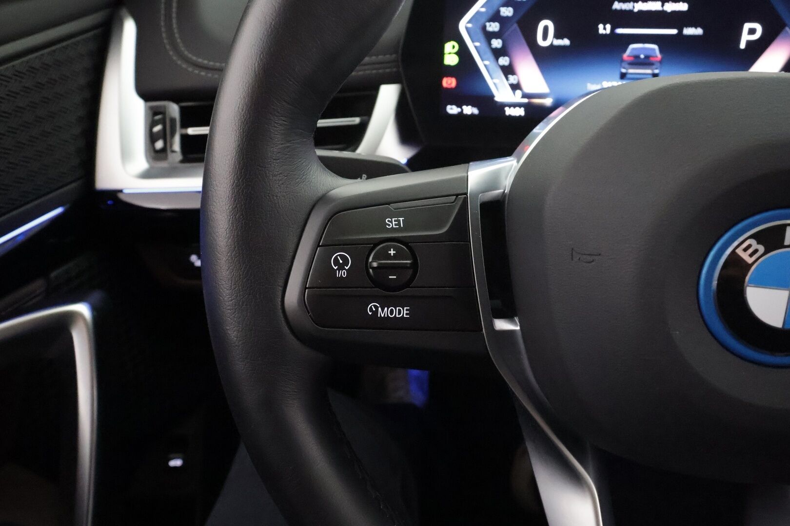 BMW IX1 2023 30e xDrive xLine * ACC / Widescreen / Lisälämmitin / Ruskeat sporttinahat / Koukku / P.kamera / LED * - Merkkihuollettu  / Akku kuntotarkastettu SoH 97,3% / Kahdet Renkaat