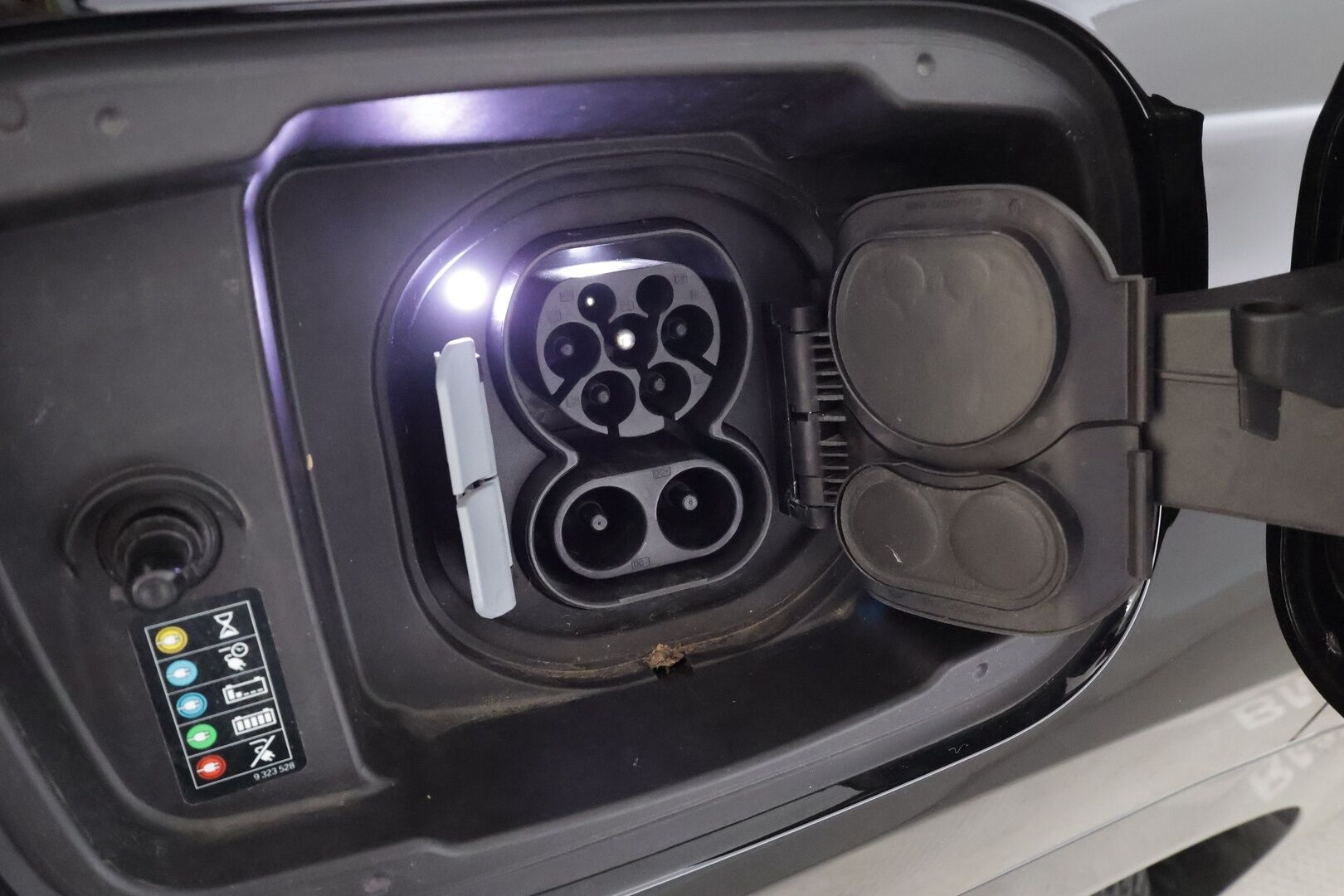 BMW IX1 2023 30e xDrive xLine * ACC / Widescreen / Lisälämmitin / Ruskeat sporttinahat / Koukku / P.kamera / LED * - Merkkihuollettu  / Akku kuntotarkastettu SoH 97,3% / Kahdet Renkaat