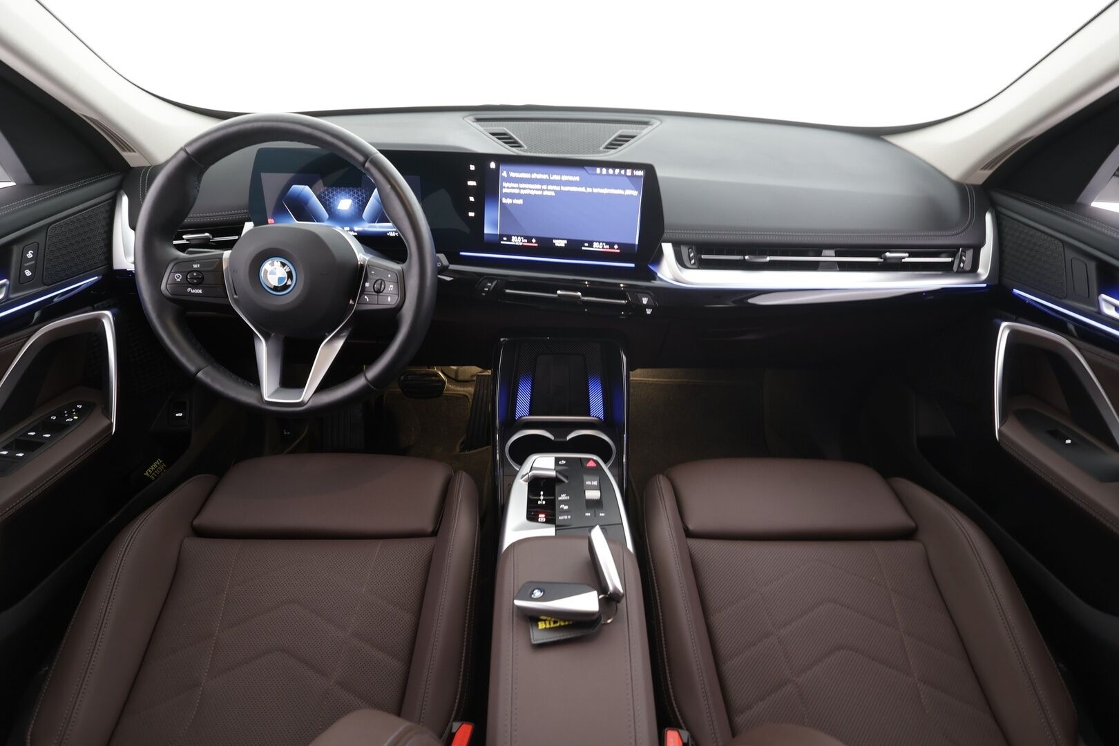 BMW IX1 2023 30e xDrive xLine * ACC / Widescreen / Lisälämmitin / Ruskeat sporttinahat / Koukku / P.kamera / LED * - Merkkihuollettu  / Akku kuntotarkastettu SoH 97,3% / Kahdet Renkaat