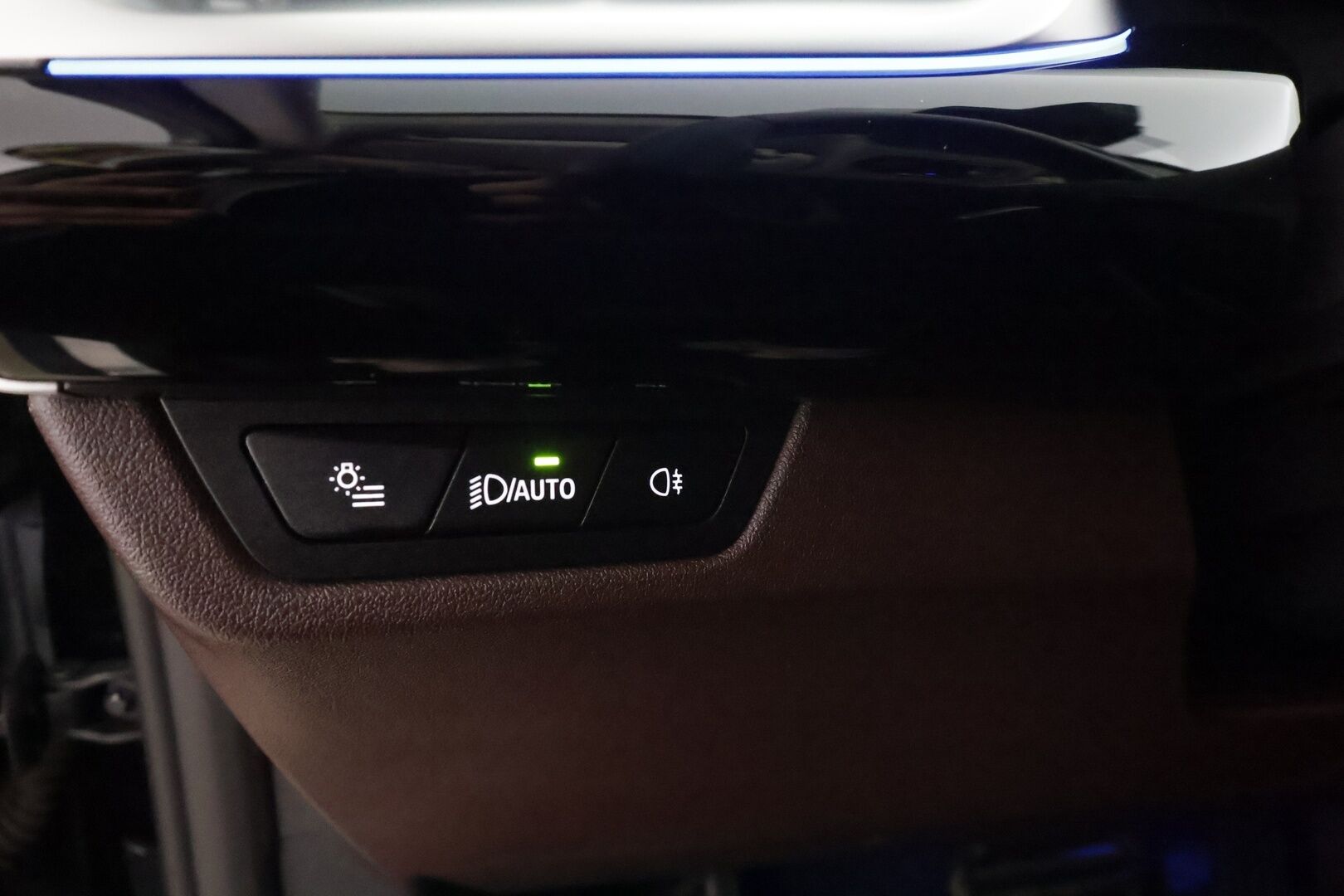 BMW IX1 2023 30e xDrive xLine * ACC / Widescreen / Lisälämmitin / Ruskeat sporttinahat / Koukku / P.kamera / LED * - Merkkihuollettu  / Akku kuntotarkastettu SoH 97,3% / Kahdet Renkaat