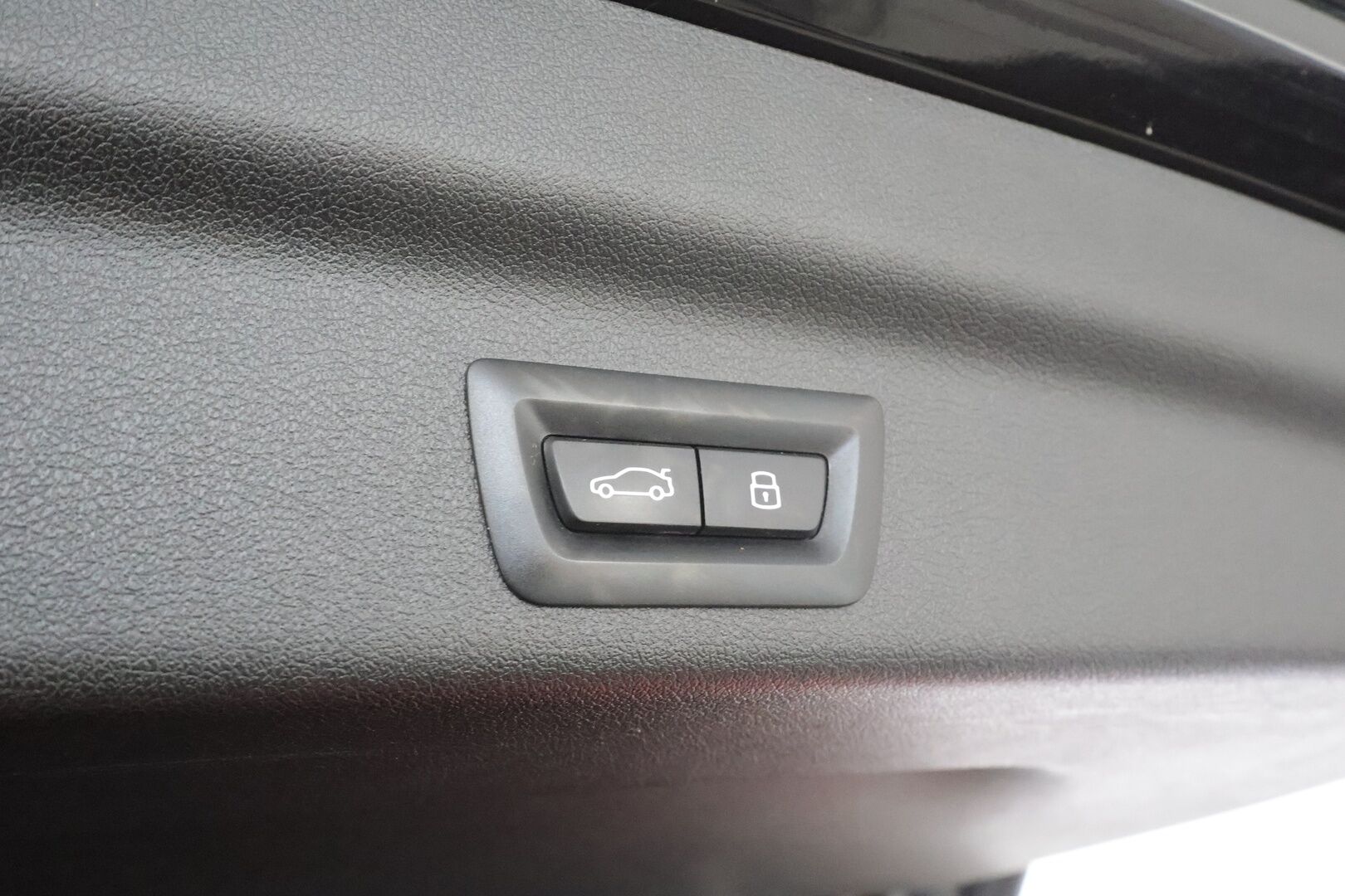 BMW IX1 2023 30e xDrive xLine * ACC / Widescreen / Lisälämmitin / Ruskeat sporttinahat / Koukku / P.kamera / LED * - Merkkihuollettu  / Akku kuntotarkastettu SoH 97,3% / Kahdet Renkaat