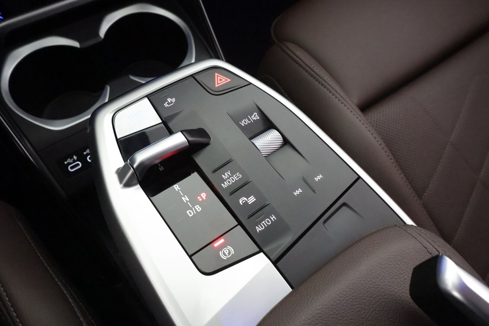 BMW IX1 2023 30e xDrive xLine * ACC / Widescreen / Lisälämmitin / Ruskeat sporttinahat / Koukku / P.kamera / LED * - Merkkihuollettu  / Akku kuntotarkastettu SoH 97,3% / Kahdet Renkaat