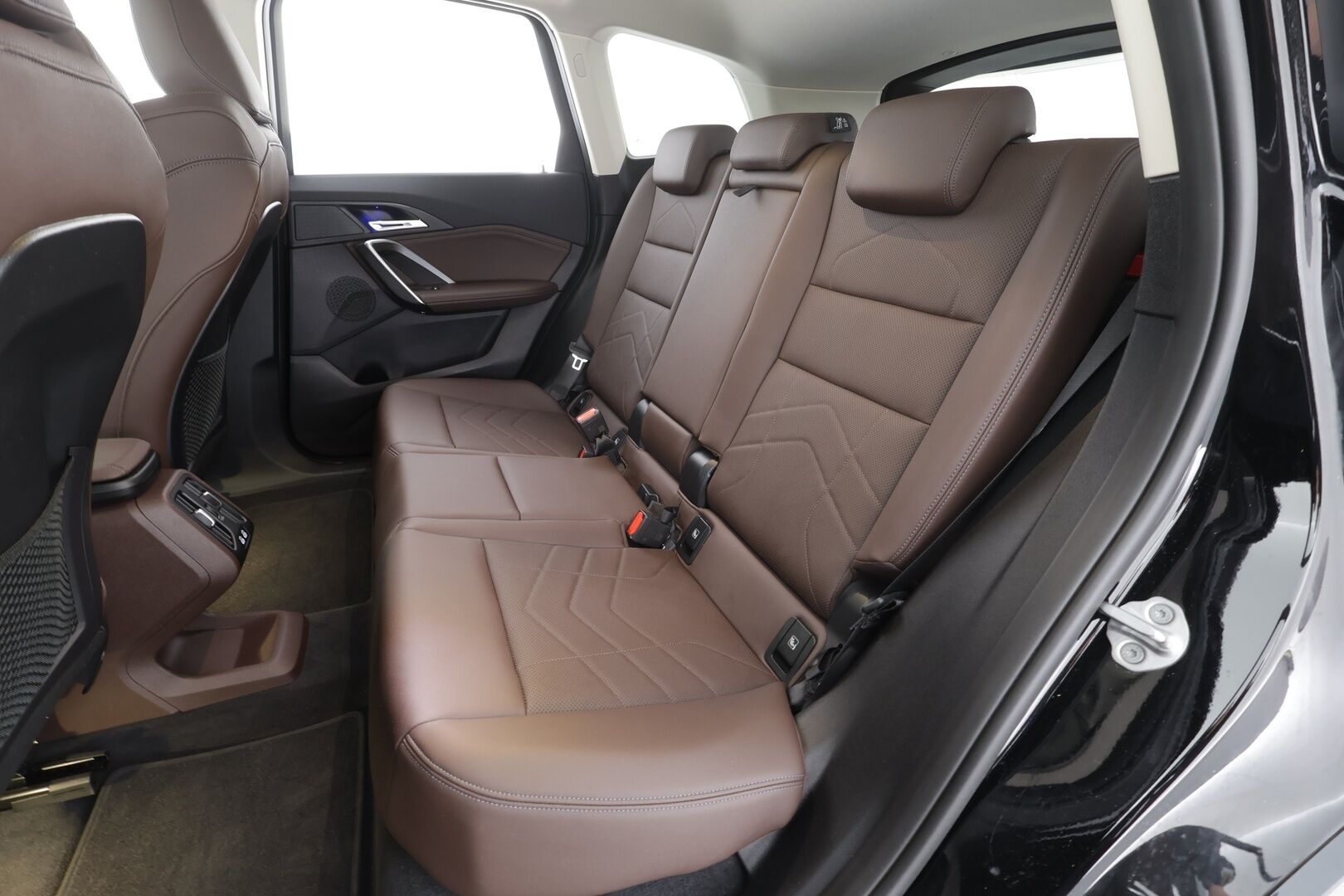 BMW IX1 2023 30e xDrive xLine * ACC / Widescreen / Lisälämmitin / Ruskeat sporttinahat / Koukku / P.kamera / LED * - Merkkihuollettu  / Akku kuntotarkastettu SoH 97,3% / Kahdet Renkaat