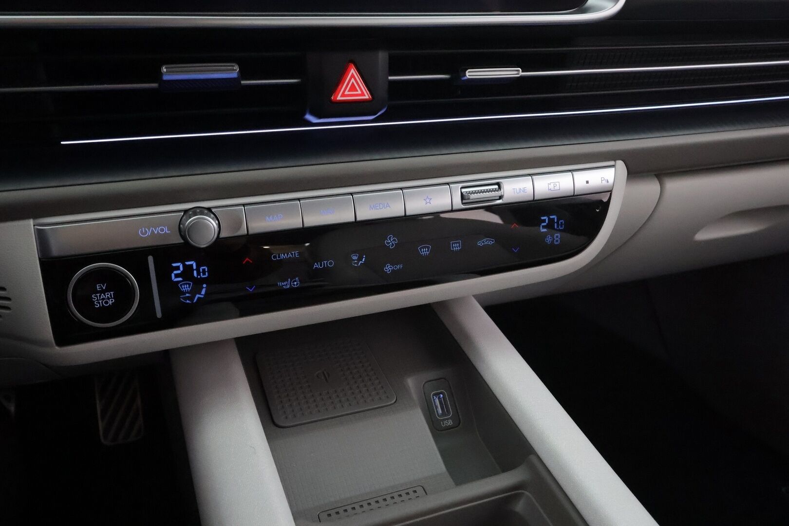 HYUNDAI IONIQ 6 2023 77 kWh 325 hv AWD Ultimate * Vetokoukku / HUD / Digipeilit / Bose / Kattoluukku / Sähköpenkit / 360 Kamera *