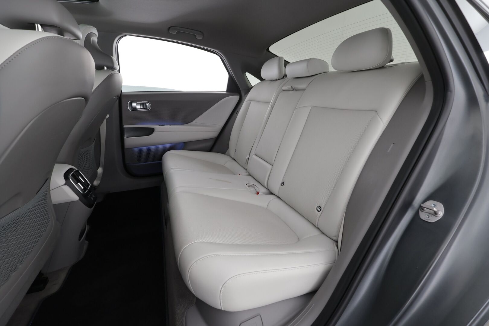 HYUNDAI IONIQ 6 2023 77 kWh 325 hv AWD Ultimate * Vetokoukku / HUD / Digipeilit / Bose / Kattoluukku / Sähköpenkit / 360 Kamera *