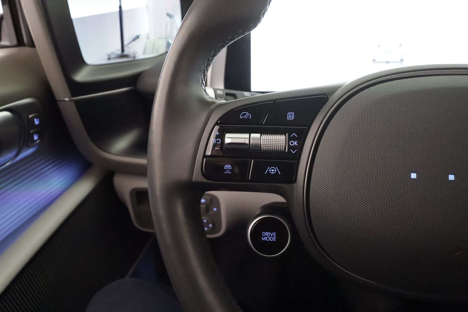 HYUNDAI IONIQ 6 2023 77 kWh 325 hv AWD Ultimate * Vetokoukku / HUD / Digipeilit / Bose / Kattoluukku / Sähköpenkit / 360 Kamera *