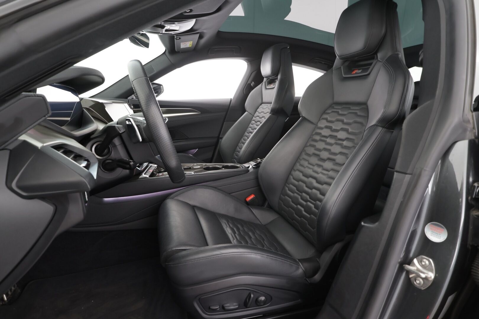 AUDI E-TRON GT RS 2022 quattro * Bang & Olufsen / Hierovat ja Ilmastoidut Sporttipenkit Muistilla / ACC / Matrix LED / ILP / Nelipyöräohjaus / Ilma-Alusta - Akku kuntotarkastettu / 2x Latauskaapelit - HULLUT AVAJAISHULINAT KORKOTARJOUS 3,29 %