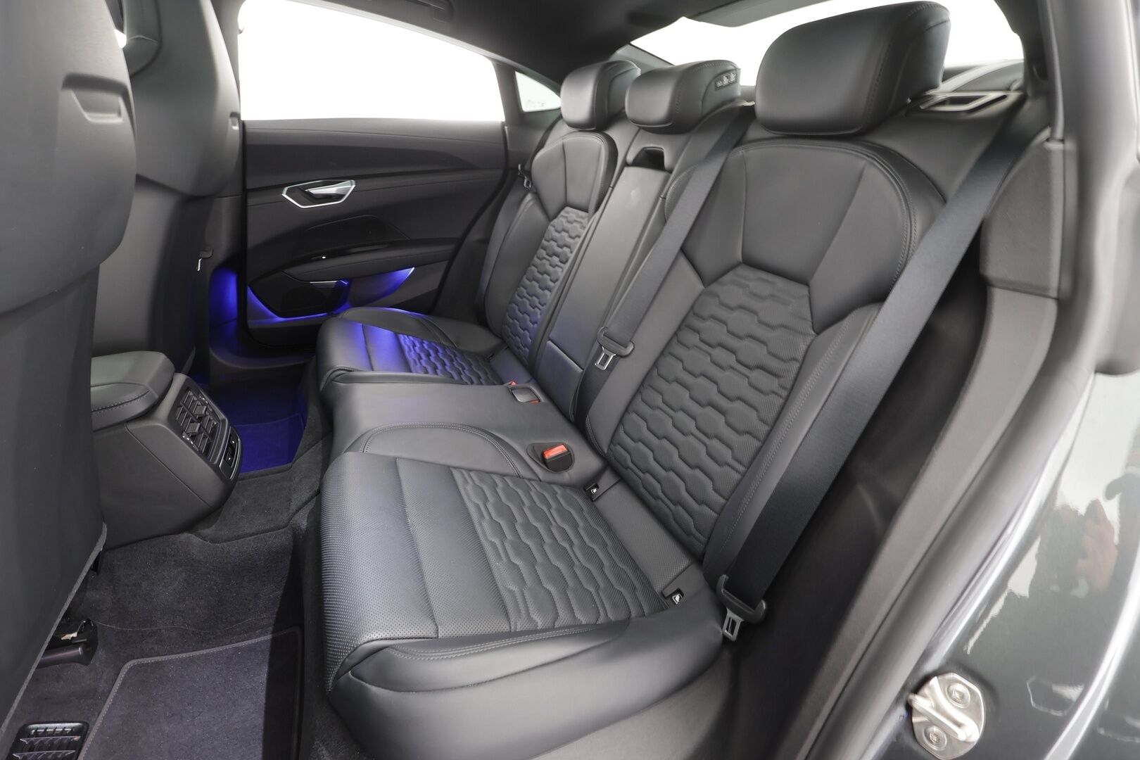 AUDI E-TRON GT RS 2022 quattro * Bang & Olufsen / Hierovat ja Ilmastoidut Sporttipenkit Muistilla / ACC / Matrix LED / ILP / Nelipyöräohjaus / Ilma-Alusta - Akku kuntotarkastettu / 2x Latauskaapelit