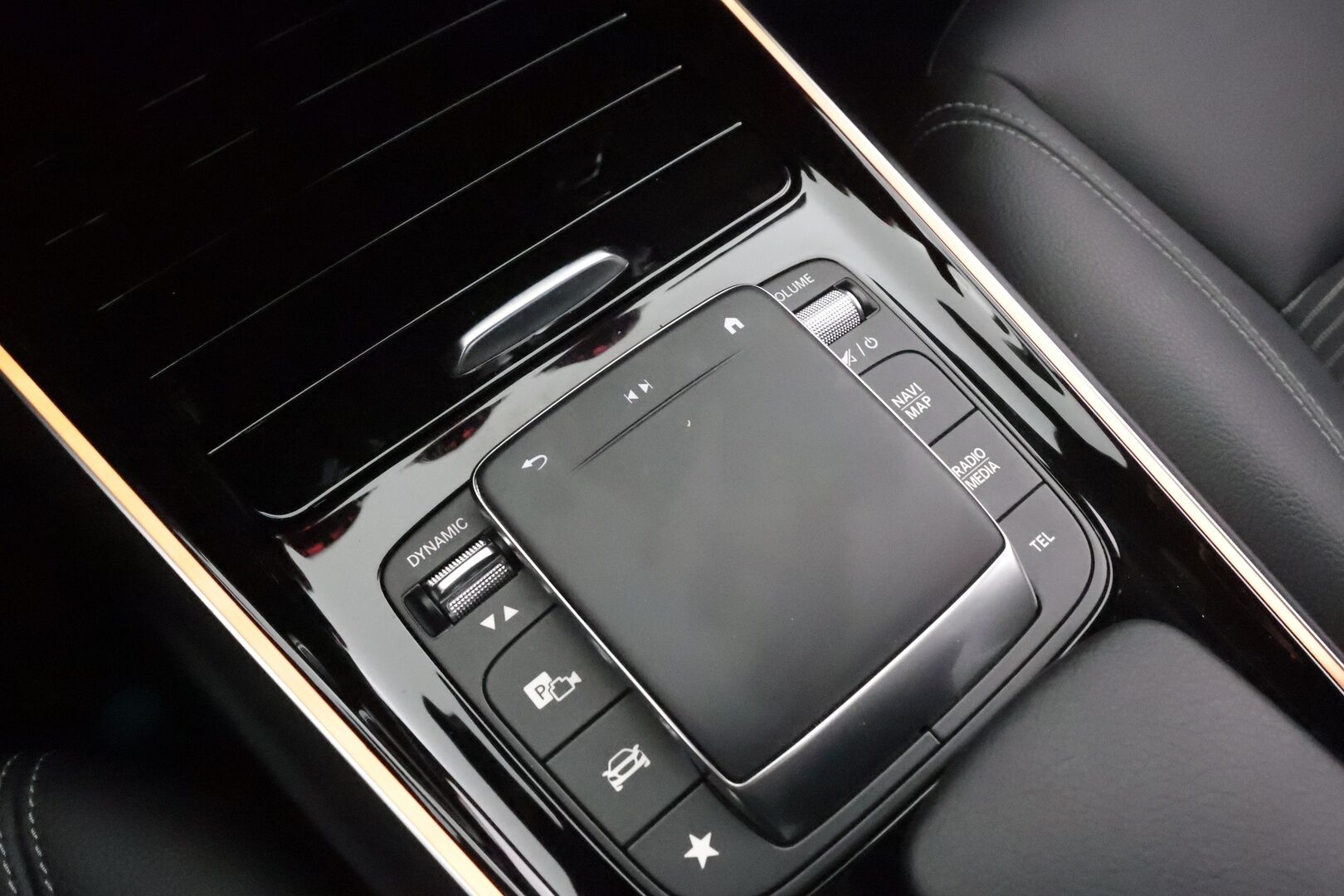 MERCEDES-BENZ EQA 2023 300 4Matic * Distronic+ / P.kamera / LED / Koukku / Puolinahat / Sähköluukku / Navi * - Akku kuntotarkastettu 