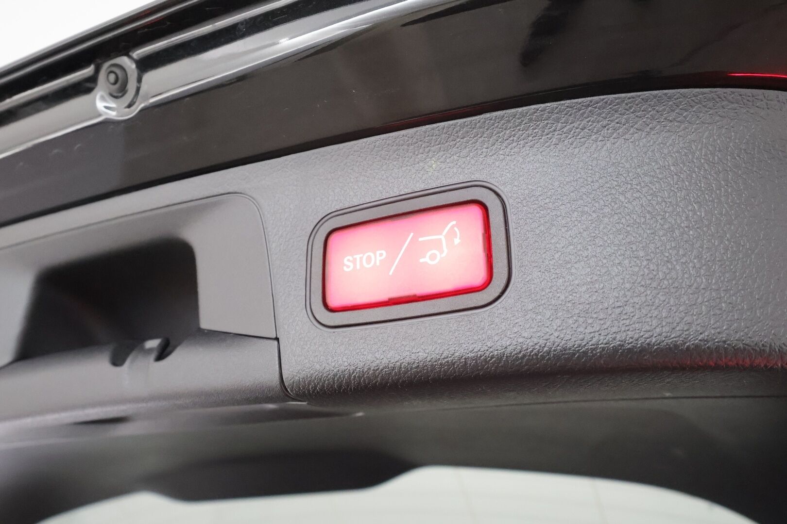 MERCEDES-BENZ EQA 2023 300 4Matic * Distronic+ / P.kamera / LED / Koukku / Puolinahat / Sähköluukku / Navi * - Akku kuntotarkastettu 