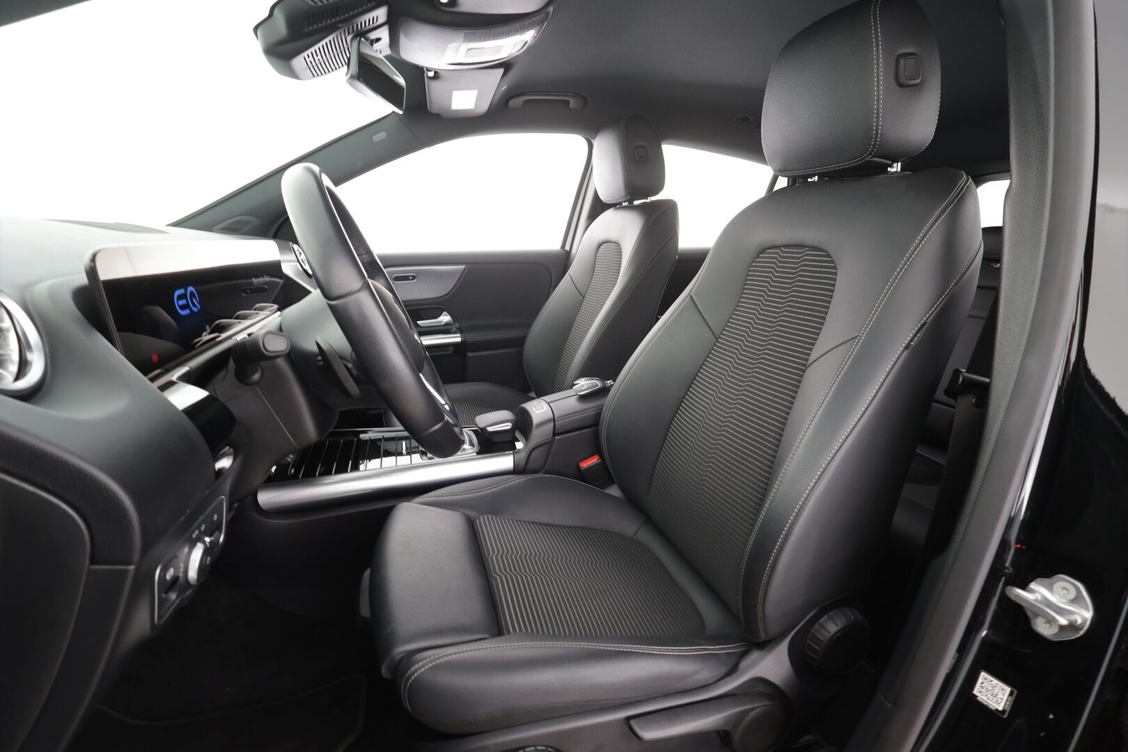 MERCEDES-BENZ EQA 2023 300 4Matic * Distronic+ / P.kamera / LED / Koukku / Puolinahat / Sähköluukku / Navi * - Akku kuntotarkastettu 