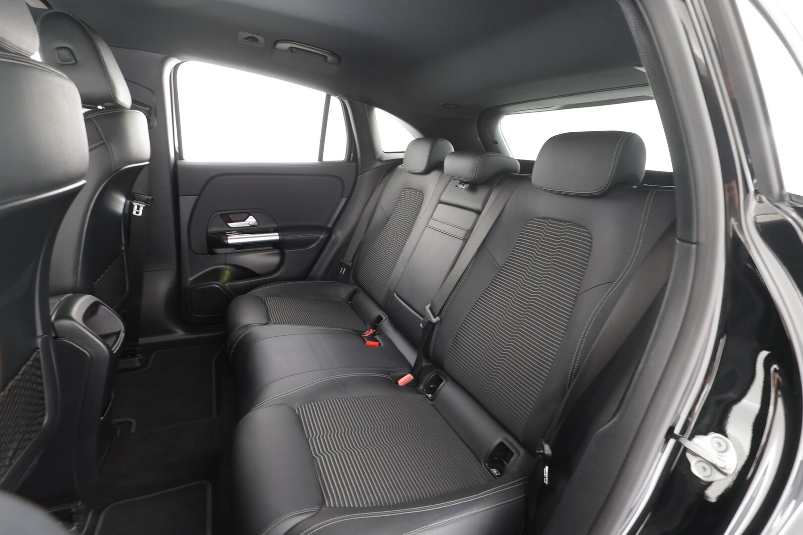 MERCEDES-BENZ EQA 2023 300 4Matic * Distronic+ / P.kamera / LED / Koukku / Puolinahat / Sähköluukku / Navi * - Akku kuntotarkastettu 