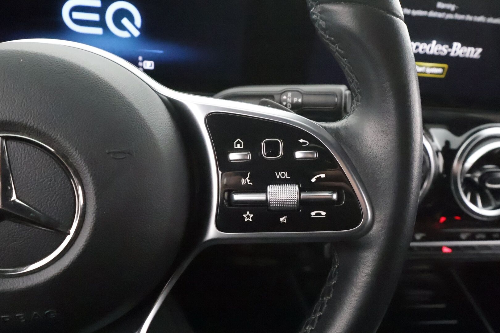 MERCEDES-BENZ EQA 2023 300 4Matic * Distronic+ / P.kamera / LED / Koukku / Puolinahat / Sähköluukku / Navi * - Akku kuntotarkastettu 