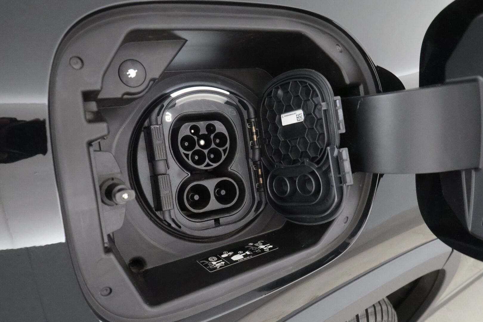 MERCEDES-BENZ EQA 2023 300 4Matic * Distronic+ / P.kamera / LED / Koukku / Puolinahat / Sähköluukku / Navi * - Akku kuntotarkastettu 