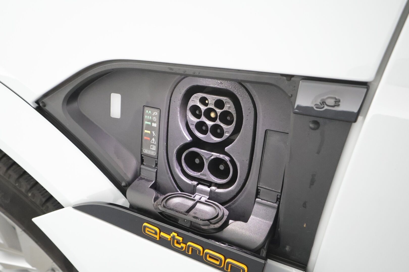 AUDI E-TRON 2023 Sportback S quattro * Lämpöpumppu / Vetokoukku / Adapt.Vakkari / Matrix LED / Sporttipenkit / 360-Kamera / 4-alue Ilmastointi - Merkkihuollettu / Akku kuntotarkastettu / Kahdet Renkaat - HULLUT AVAJAISHULINAT KORKOTARJOUS 3,29 %