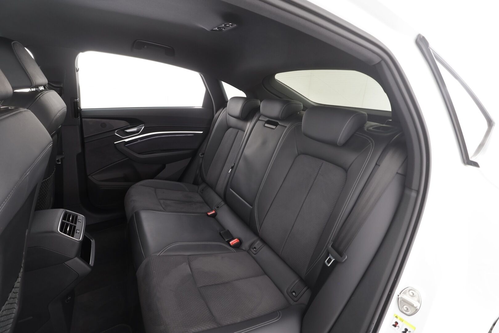 AUDI E-TRON 2023 S Sportback 370kW * ACC / ILP / Koukku / Muistipenkki / 360-Kamera / Matrix-LED / Sporttipenkit / 4-Alueinen  * - Merkkihuollettu / Akku kuntotarkastettu / Kahdet Renkaat