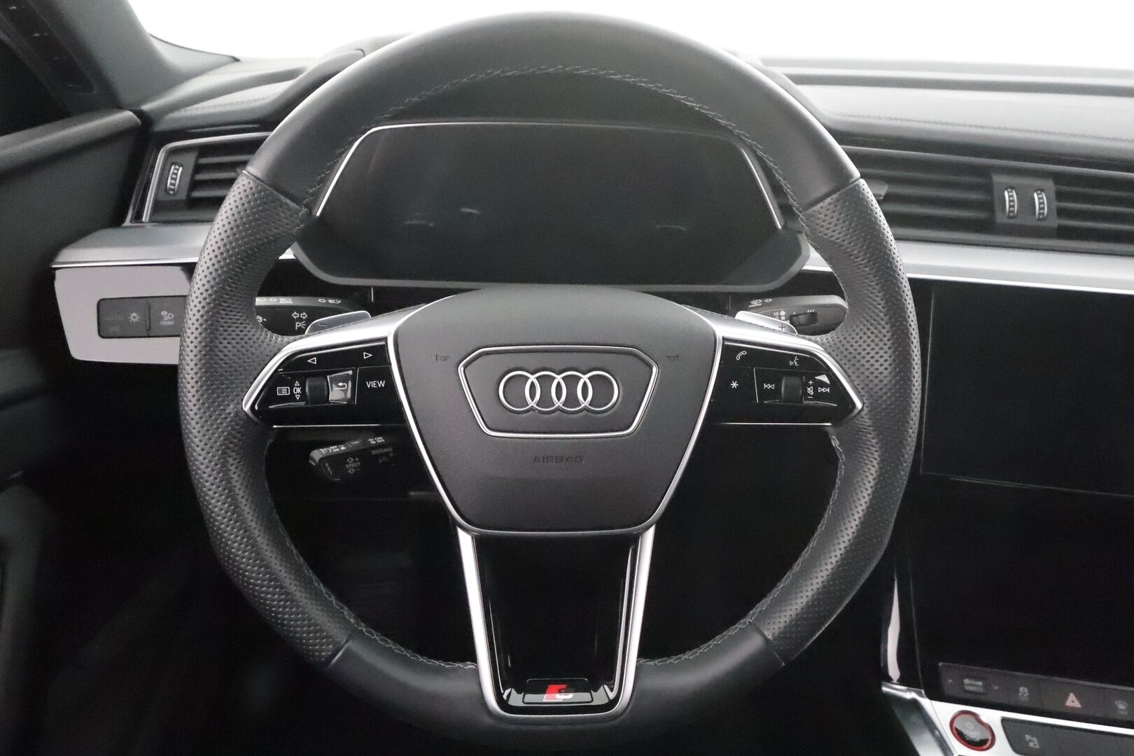 AUDI E-TRON 2023 S Sportback 370kW * ACC / ILP / Koukku / Muistipenkki / 360-Kamera / Matrix-LED / Sporttipenkit / 4-Alueinen  * - Merkkihuollettu / Akku kuntotarkastettu / Kahdet Renkaat