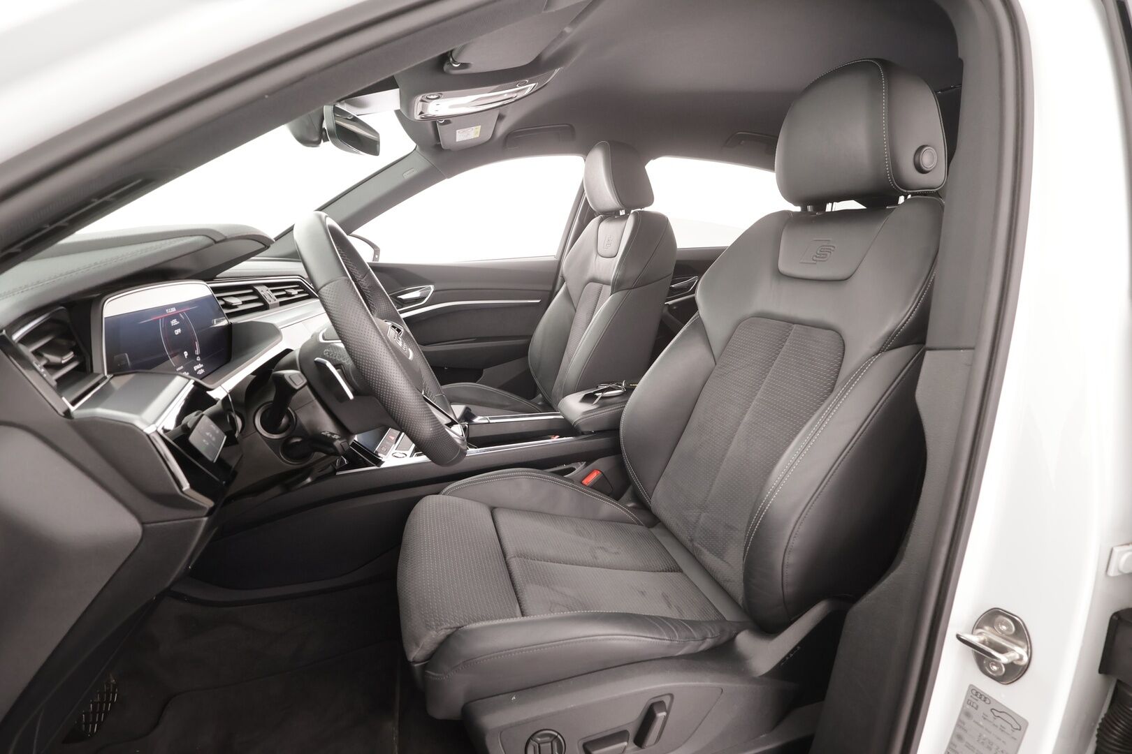 AUDI E-TRON 2023 Sportback S quattro * Lämpöpumppu / Vetokoukku / Adapt.Vakkari / Matrix LED / Sporttipenkit / 360-Kamera / 4-alue Ilmastointi - Merkkihuollettu / Akku kuntotarkastettu / Kahdet Renkaat - HULLUT AVAJAISHULINAT KORKOTARJOUS 3,29 %