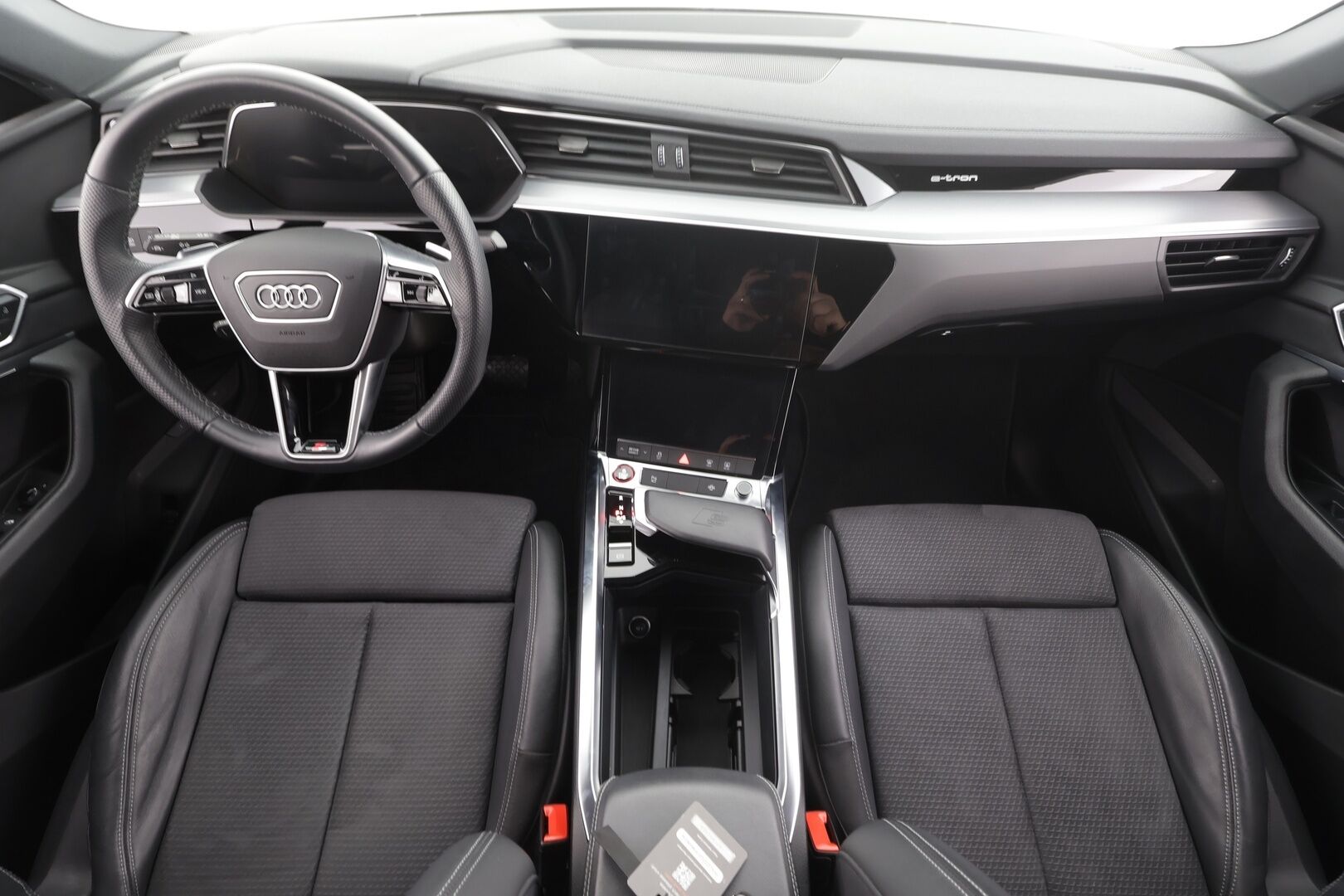 AUDI E-TRON 2023 S 370kW Sportback quattro - | Vetokoukku | Adapt.Vakkari | Matrix LED | Sporttipenkit | 360-Kamera | 4-alue Ilmastointi |