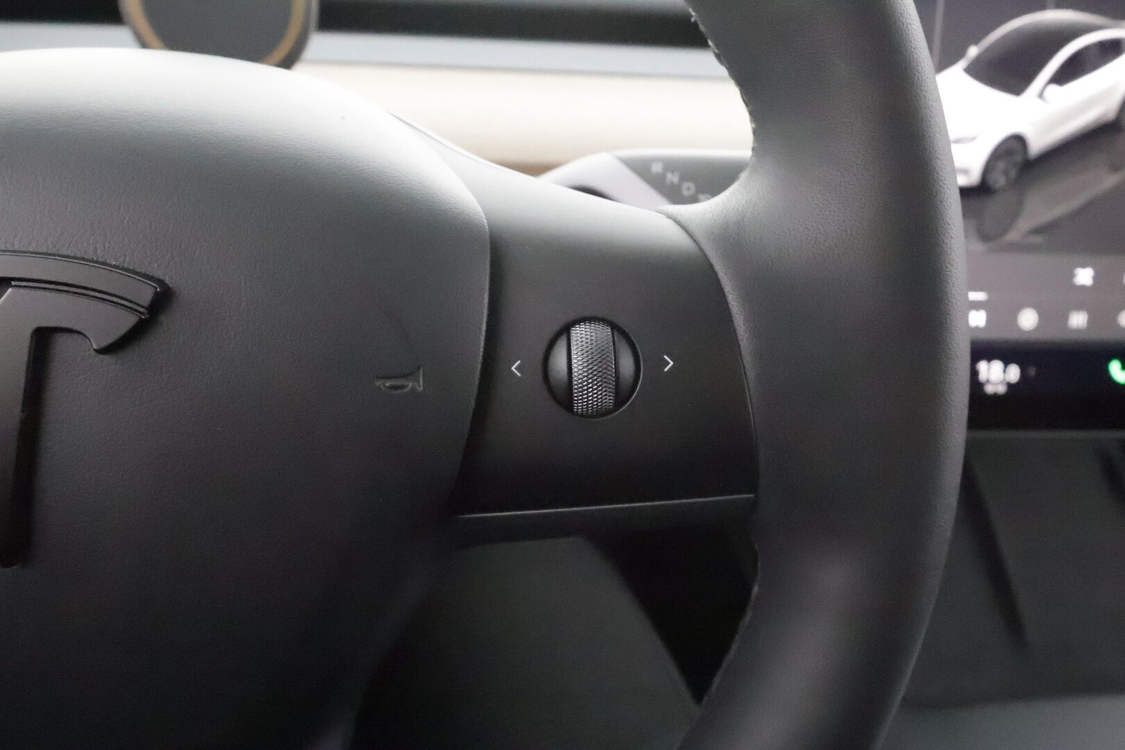 TESLA MODEL Y 2023 Long Range Dual Motor AWD * Premium Audio / Matrix LED / Koukku / ILP / Nahat / Lasikatto / P.kamera *