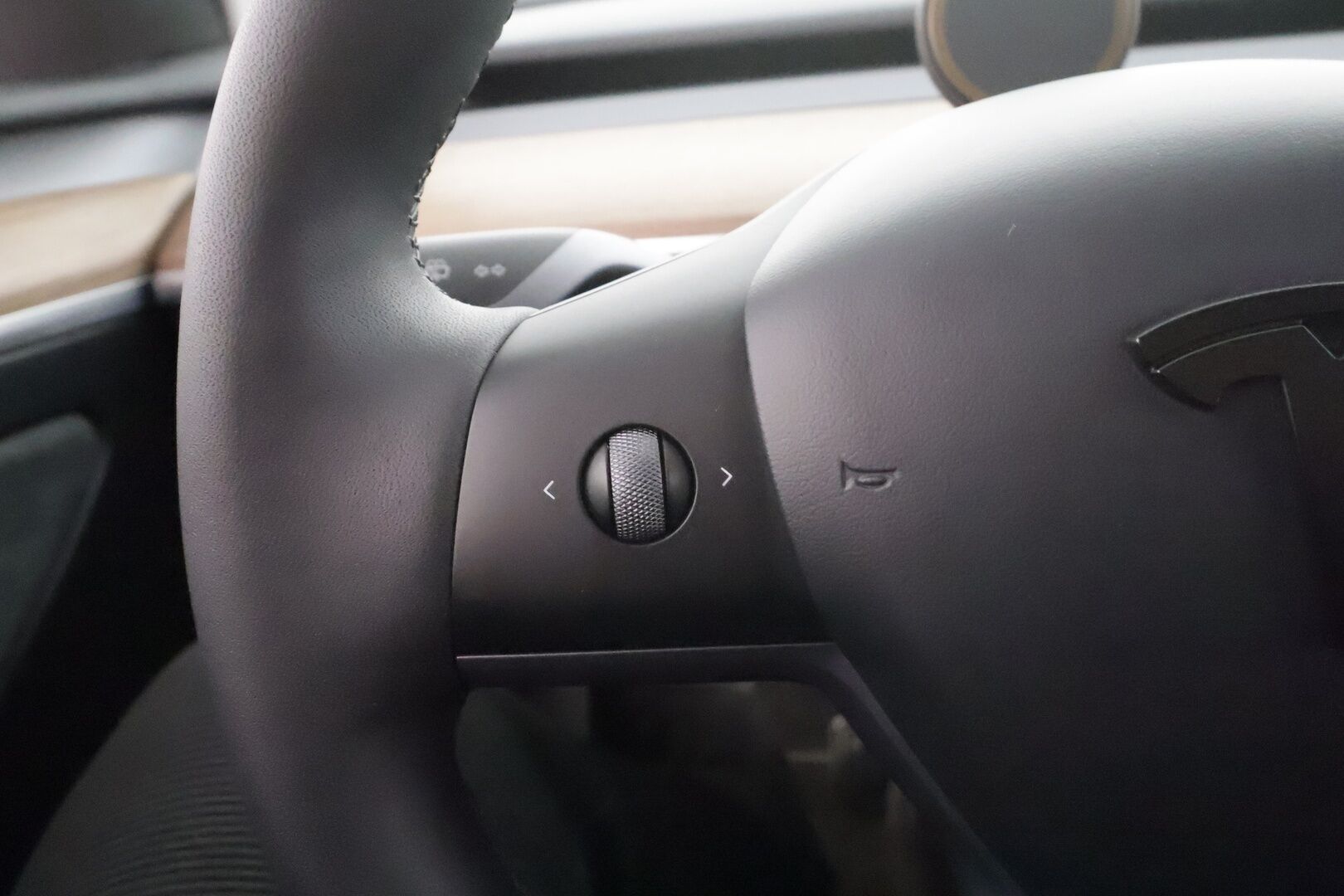 TESLA MODEL Y 2023 Long Range Dual Motor AWD * Premium Audio / Matrix LED / Koukku / ILP / Nahat / Lasikatto / P.kamera *