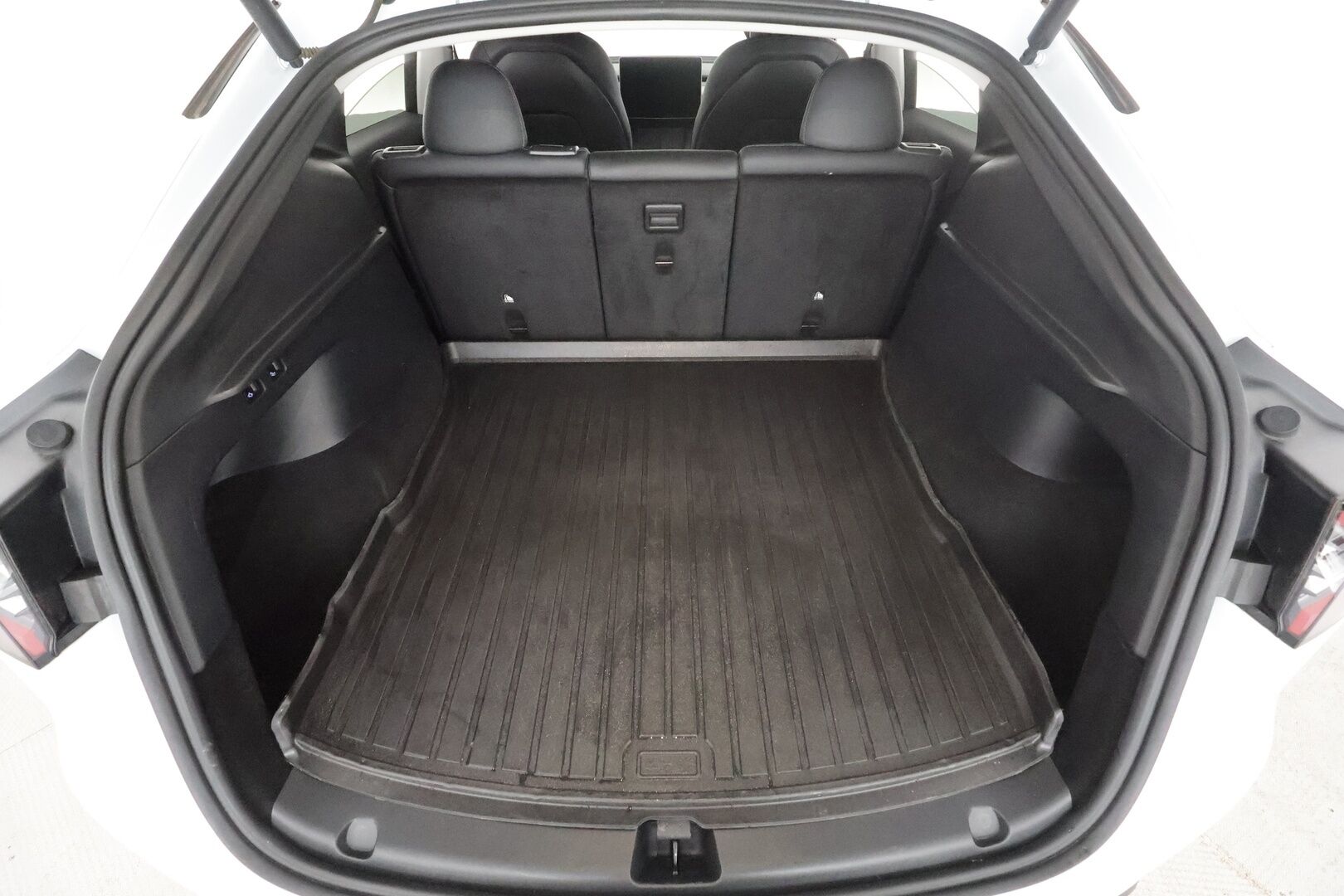 TESLA MODEL Y 2023 Long Range Dual Motor AWD * Premium Audio / Matrix LED / Koukku / ILP / Nahat / Lasikatto / P.kamera *