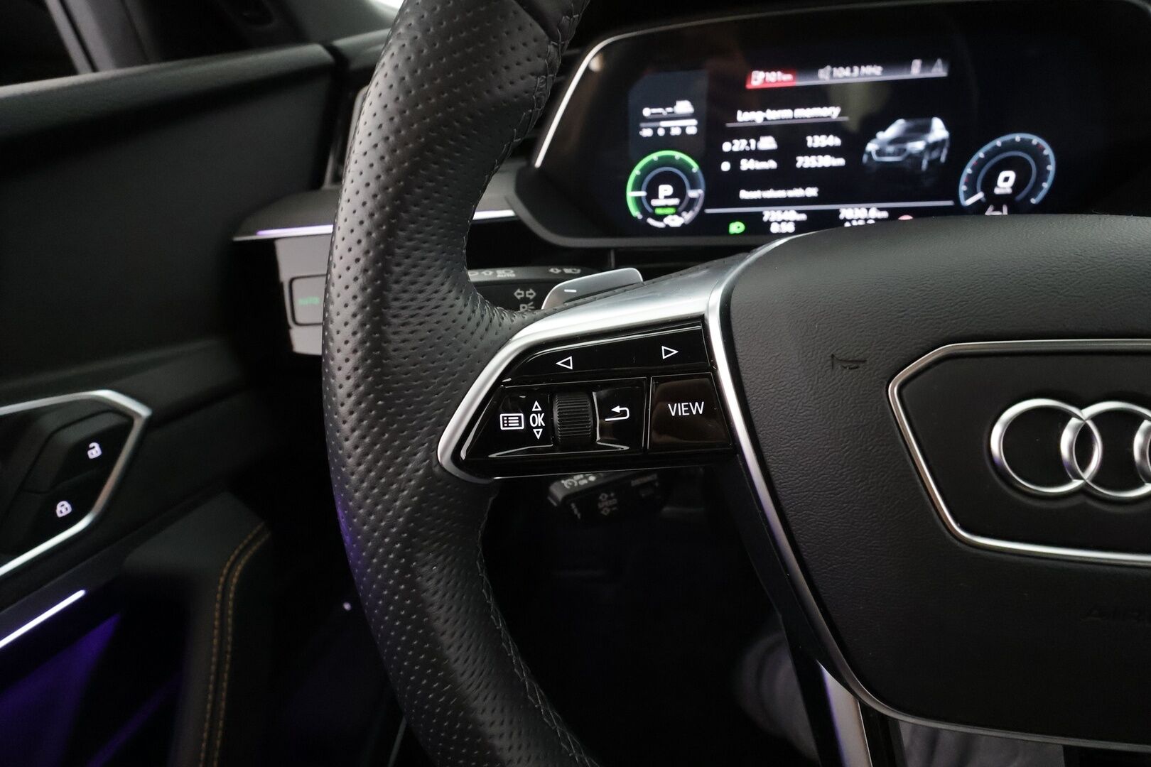 AUDI E-TRON 2023 Sportback S line Black Edition quattro 55 electric 300kW * ACC / 360° / B&O / Muistipenkki / Panorama / Ilma-alusta / Koukku * - Merkkihuollettu / Huippuvarusteet