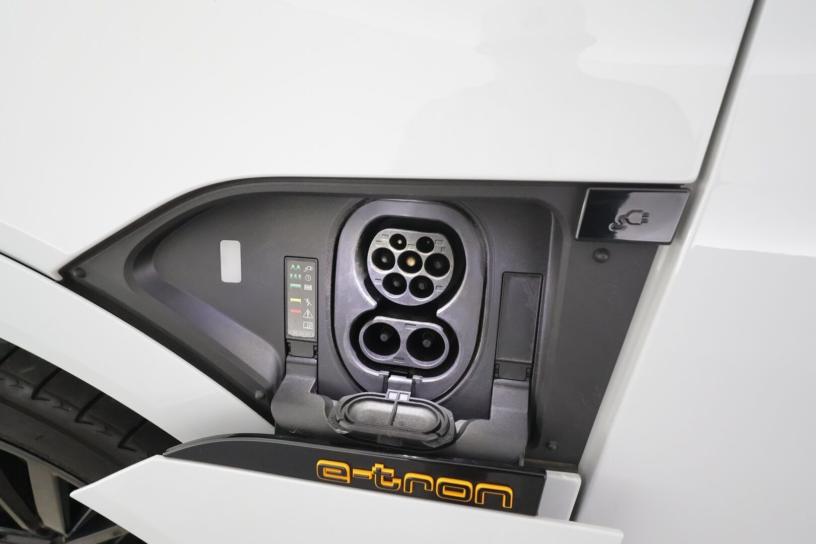 AUDI E-TRON 2023 Sportback S line Black Edition quattro 55 electric 300kW * ACC / 360° / B&O / Muistipenkki / Panorama / Ilma-alusta / Koukku * - Merkkihuollettu / Huippuvarusteet