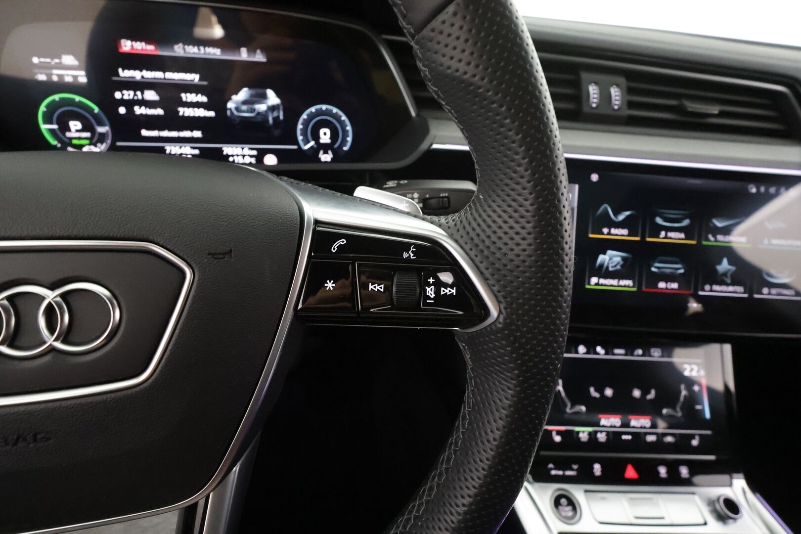 AUDI E-TRON 2023 Sportback S line Black Edition quattro 55 electric 300kW * ACC / 360° / B&O / Muistipenkki / Panorama / Ilma-alusta / Koukku * - Merkkihuollettu / Huippuvarusteet