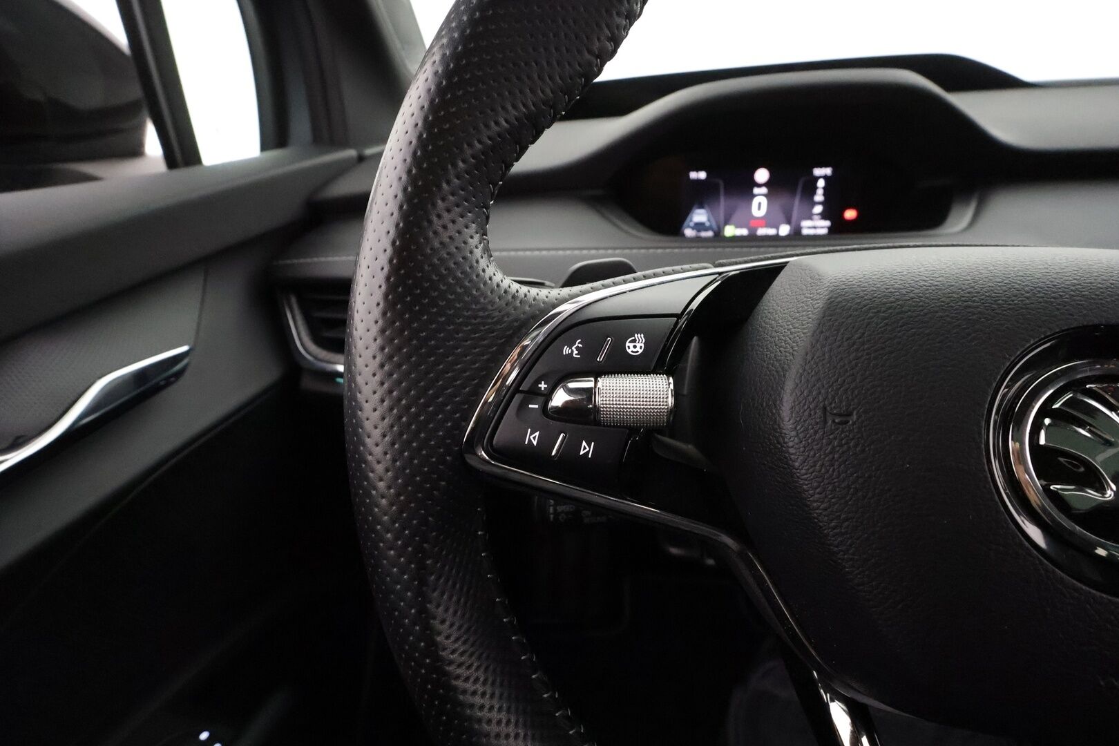 SKODA ENYAQ 2022 80 iV Sportline * ACC / HUD / ILP / Koukku / Panorama / Muistipenkit / 360-kamera / Keyless / Smartlink * - Merkkihuollettu / Kahdet renkaat