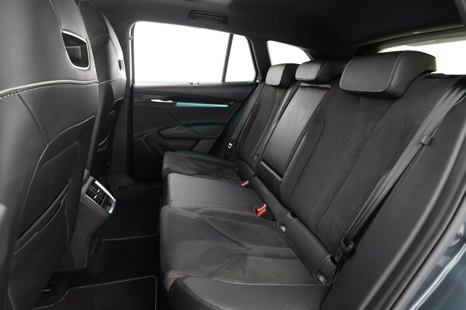 SKODA ENYAQ 2022 80 iV Sportline * ACC / HUD / ILP / Koukku / Panorama / Muistipenkit / 360-kamera / Keyless / Smartlink * - Merkkihuollettu / Kahdet renkaat