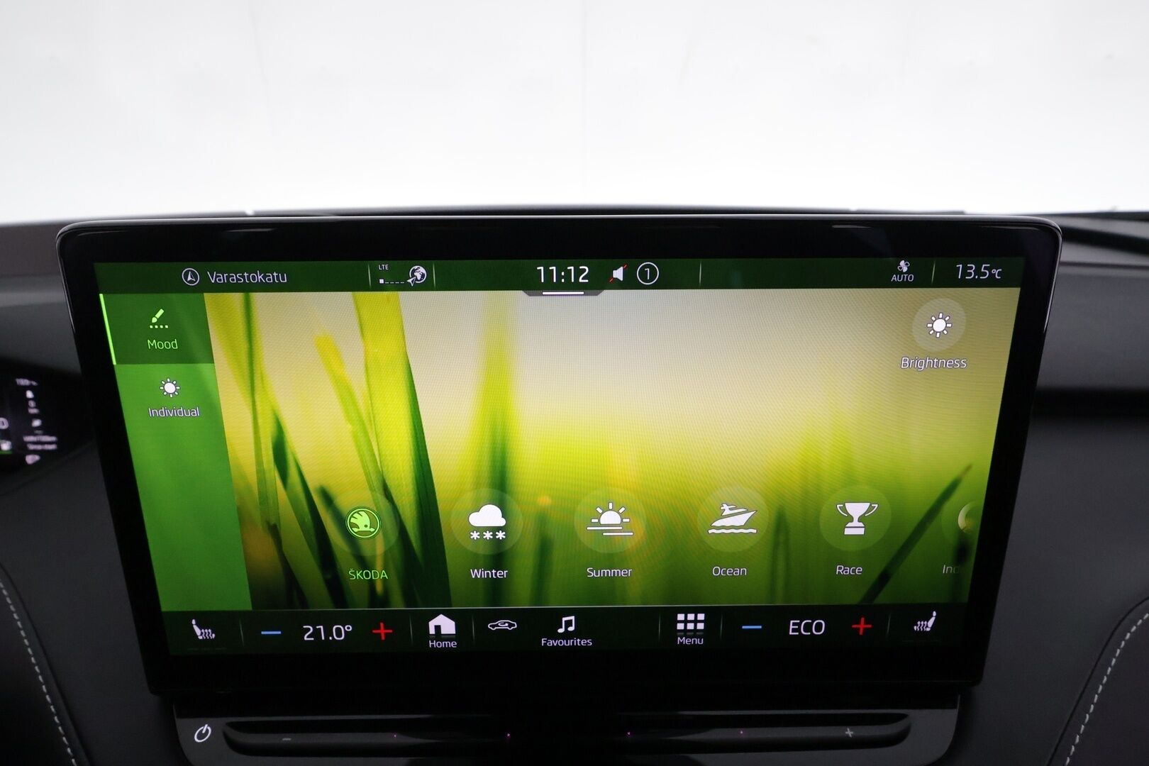 SKODA ENYAQ 2022 80 SportLine iV * Vetokoukku / Adapt.Vakkari / Lämpöpumppu / Panoraama / Muistipenkit / 360-Kamera / Smartlink / KeyLess - Merkkihuollettu / Kahdet renkaat