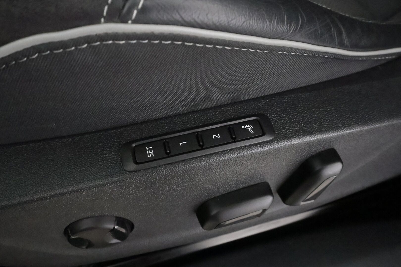 SKODA ENYAQ 2022 80 SportLine iV * Vetokoukku / Adapt.Vakkari / Lämpöpumppu / Panoraama / Muistipenkit / 360-Kamera / Smartlink / KeyLess - Merkkihuollettu / Kahdet renkaat