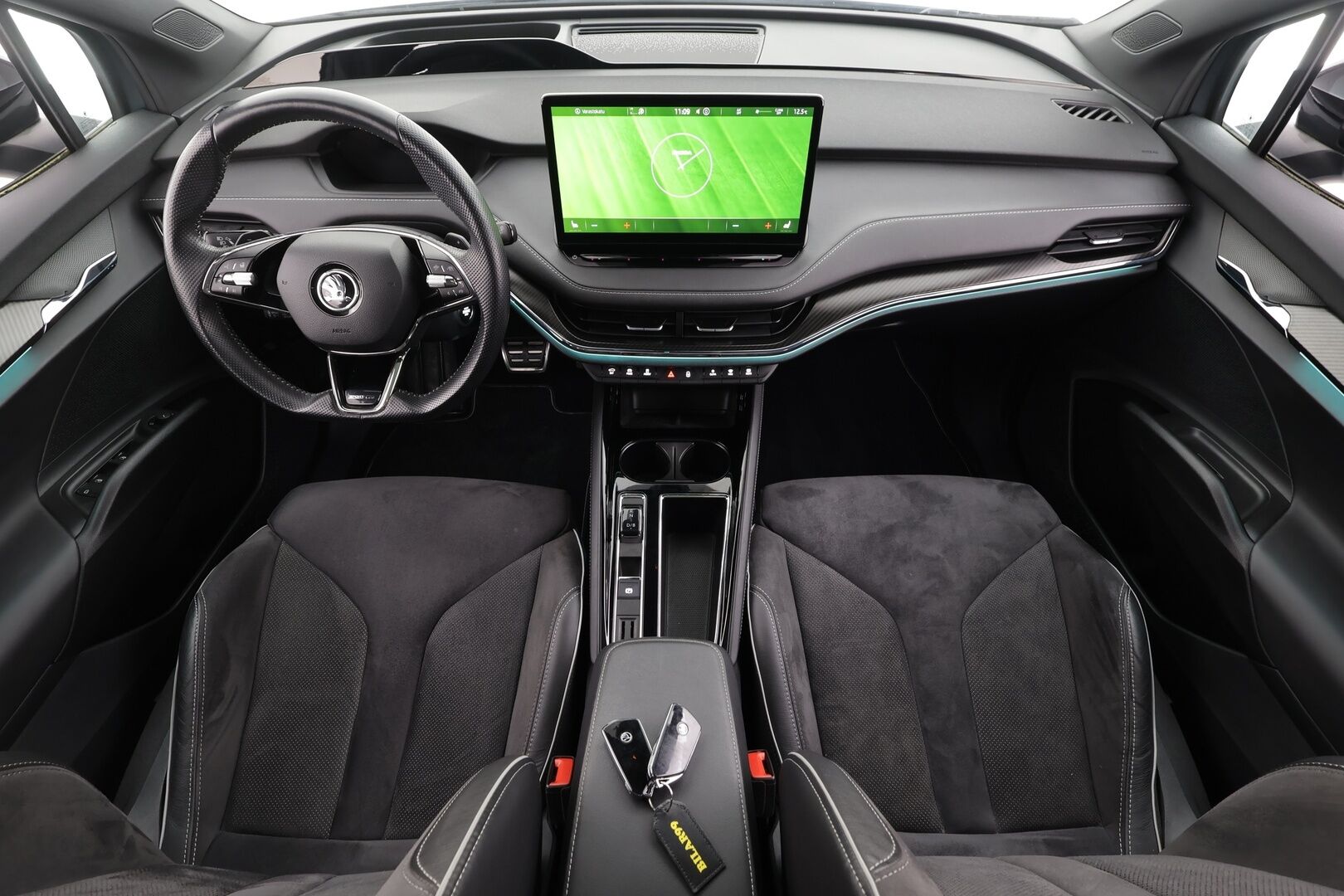 SKODA ENYAQ 2022 80 SportLine iV * Vetokoukku / Adapt.Vakkari / Lämpöpumppu / Panoraama / Muistipenkit / 360-Kamera / Smartlink / KeyLess - Merkkihuollettu / Kahdet renkaat