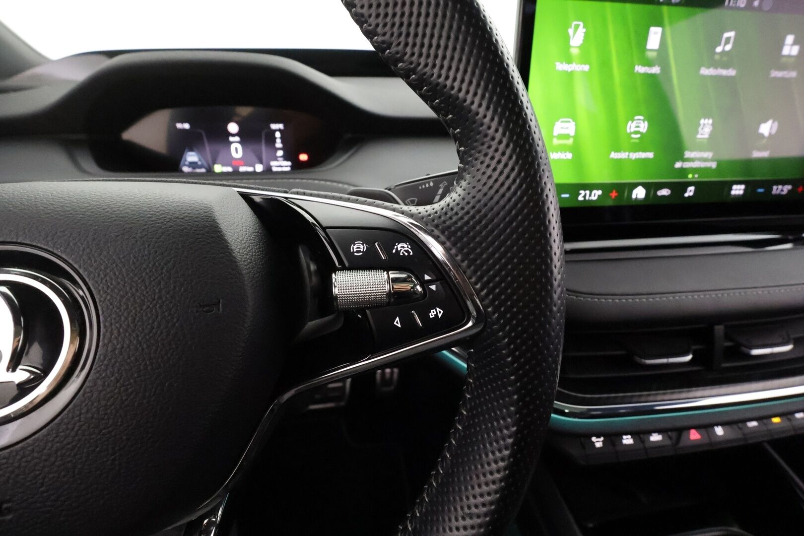 SKODA ENYAQ 2022 80 iV Sportline * ACC / HUD / ILP / Koukku / Panorama / Muistipenkit / 360-kamera / Keyless / Smartlink * - Merkkihuollettu / Kahdet renkaat