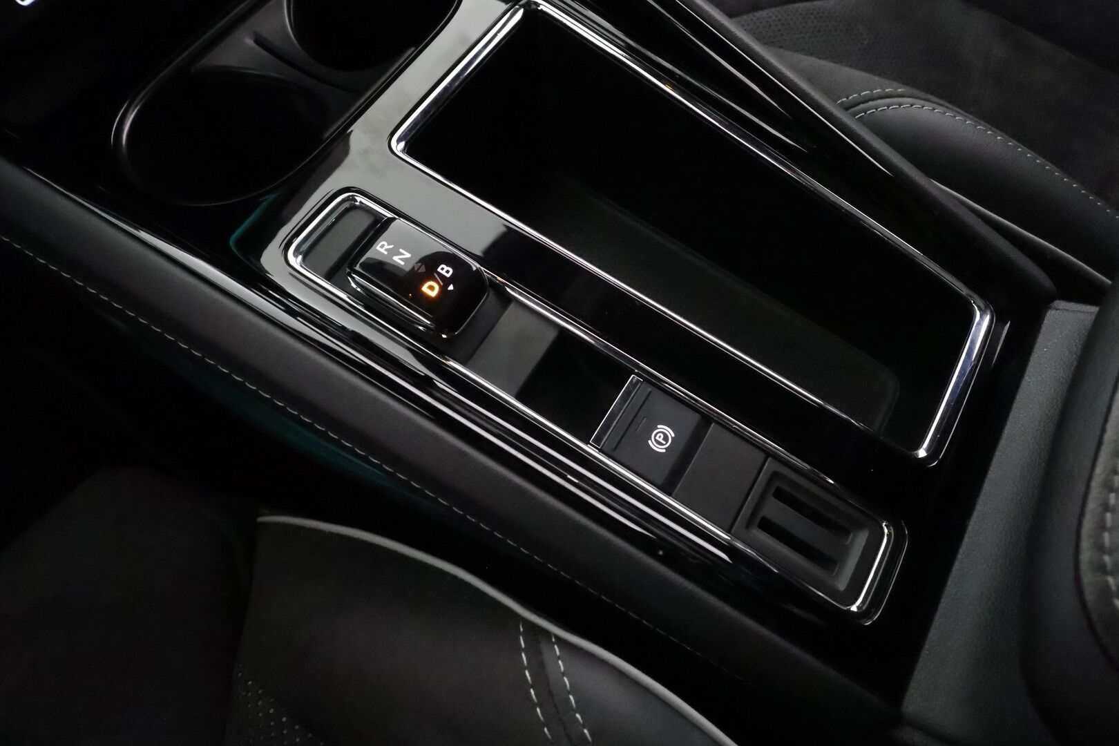 SKODA ENYAQ 2022 80 SportLine iV * Vetokoukku / Adapt.Vakkari / Lämpöpumppu / Panoraama / Muistipenkit / 360-Kamera / Smartlink / KeyLess - Merkkihuollettu / Kahdet renkaat